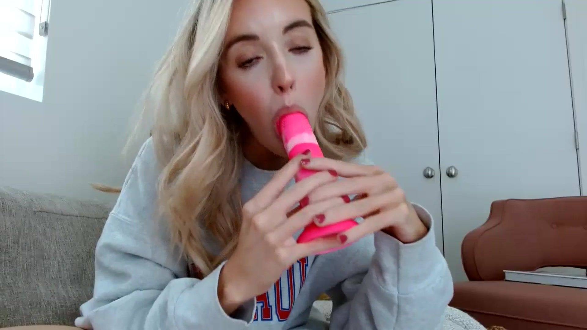 Gallery image thumbnail from Vegansoda's myfreecams stream on, 05/22/2023, 23:35 image 8 of 20