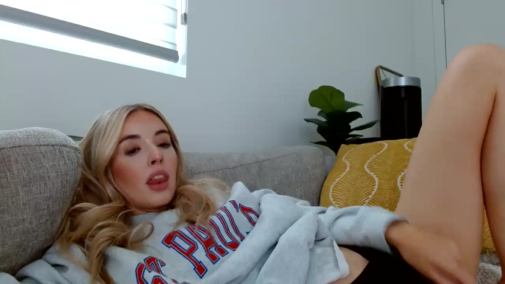 Gallery image thumbnail from Vegansoda's myfreecams stream on, 05/22/2023, 23:35 image 13 of 20