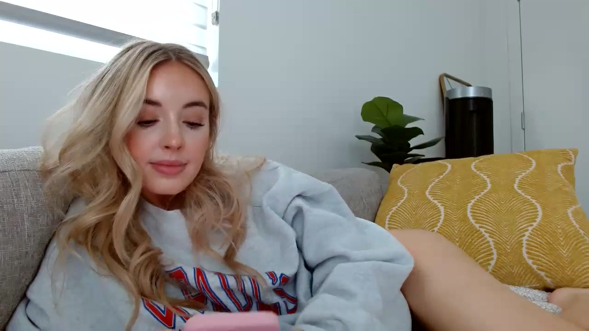 Gallery image thumbnail from Vegansoda's myfreecams stream on, 05/22/2023, 23:35 image 15 of 20