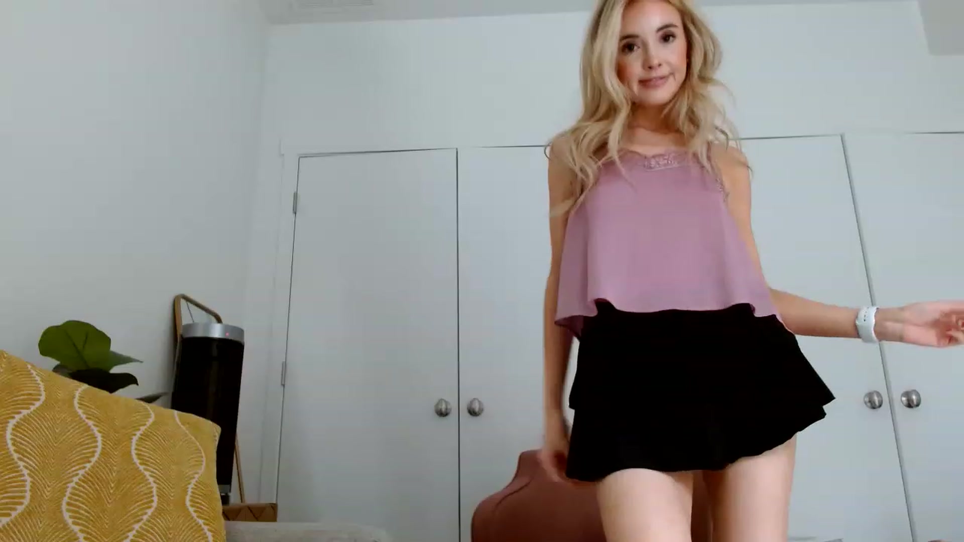 Gallery image thumbnail from Vegansoda's myfreecams stream on, 05/23/2023, 23:20 image 17 of 20