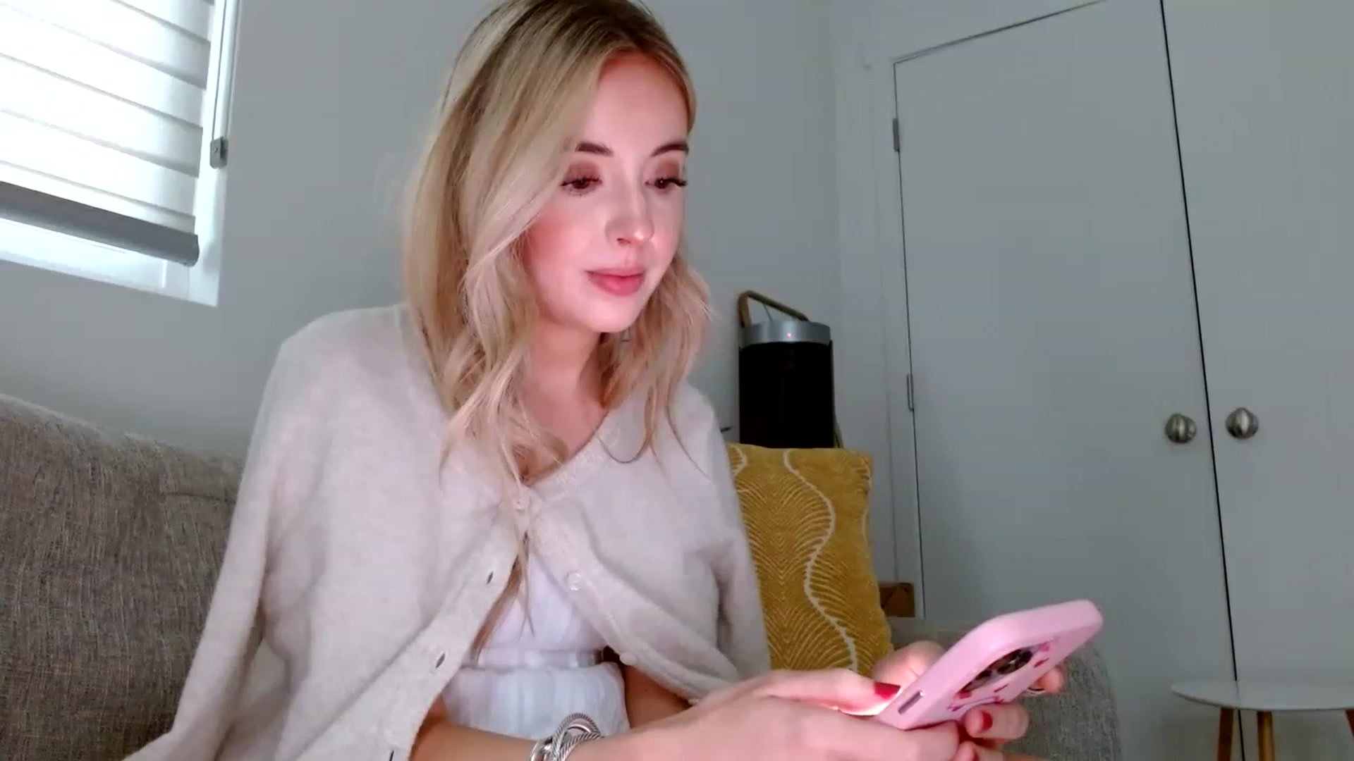 Gallery image thumbnail from Vegansoda's myfreecams stream on, 05/27/2023, 24:14 image 3 of 20