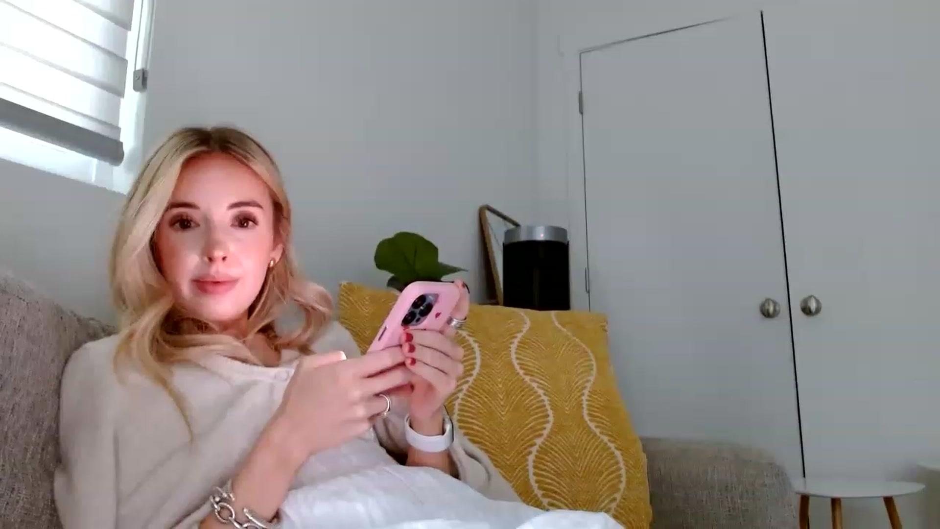 Gallery image thumbnail from Vegansoda's myfreecams stream on, 05/27/2023, 24:14 image 5 of 20