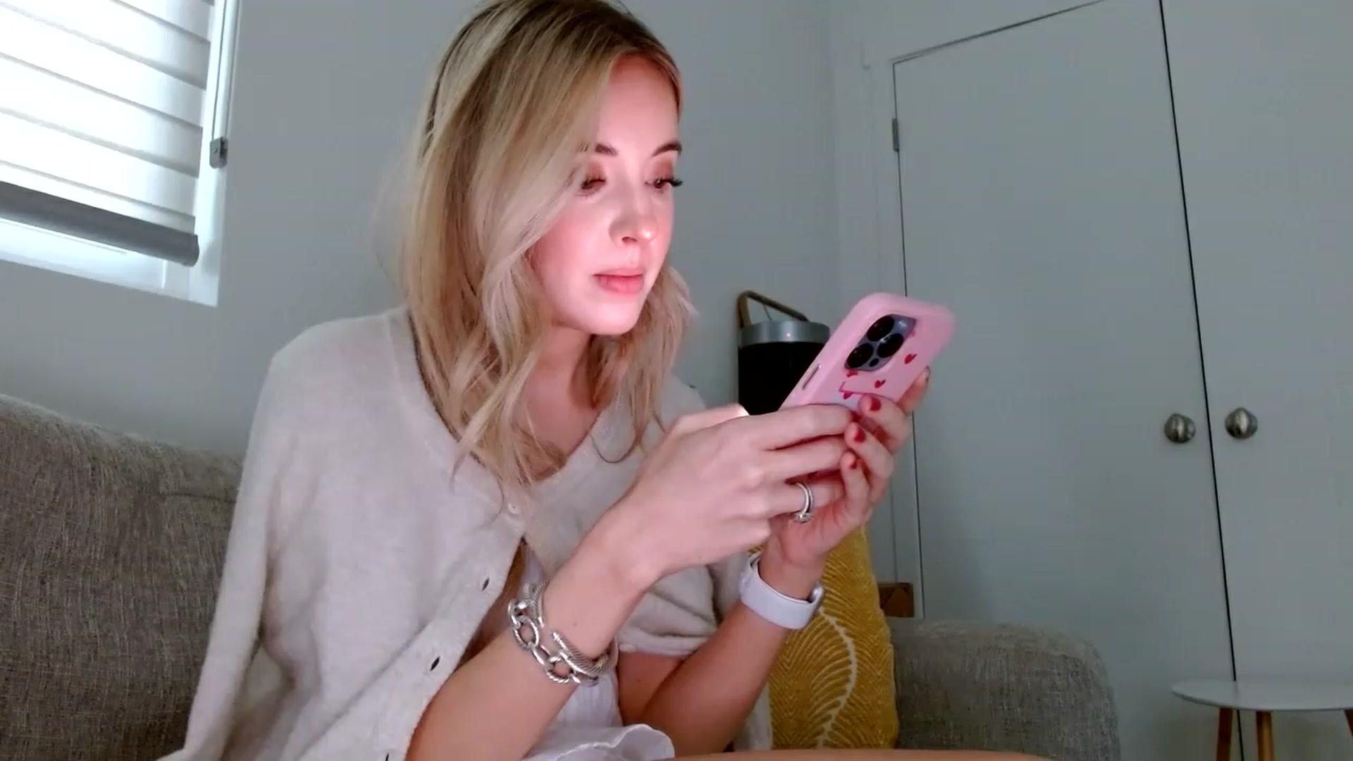 Gallery image thumbnail from Vegansoda's myfreecams stream on, 05/27/2023, 24:14 image 4 of 20