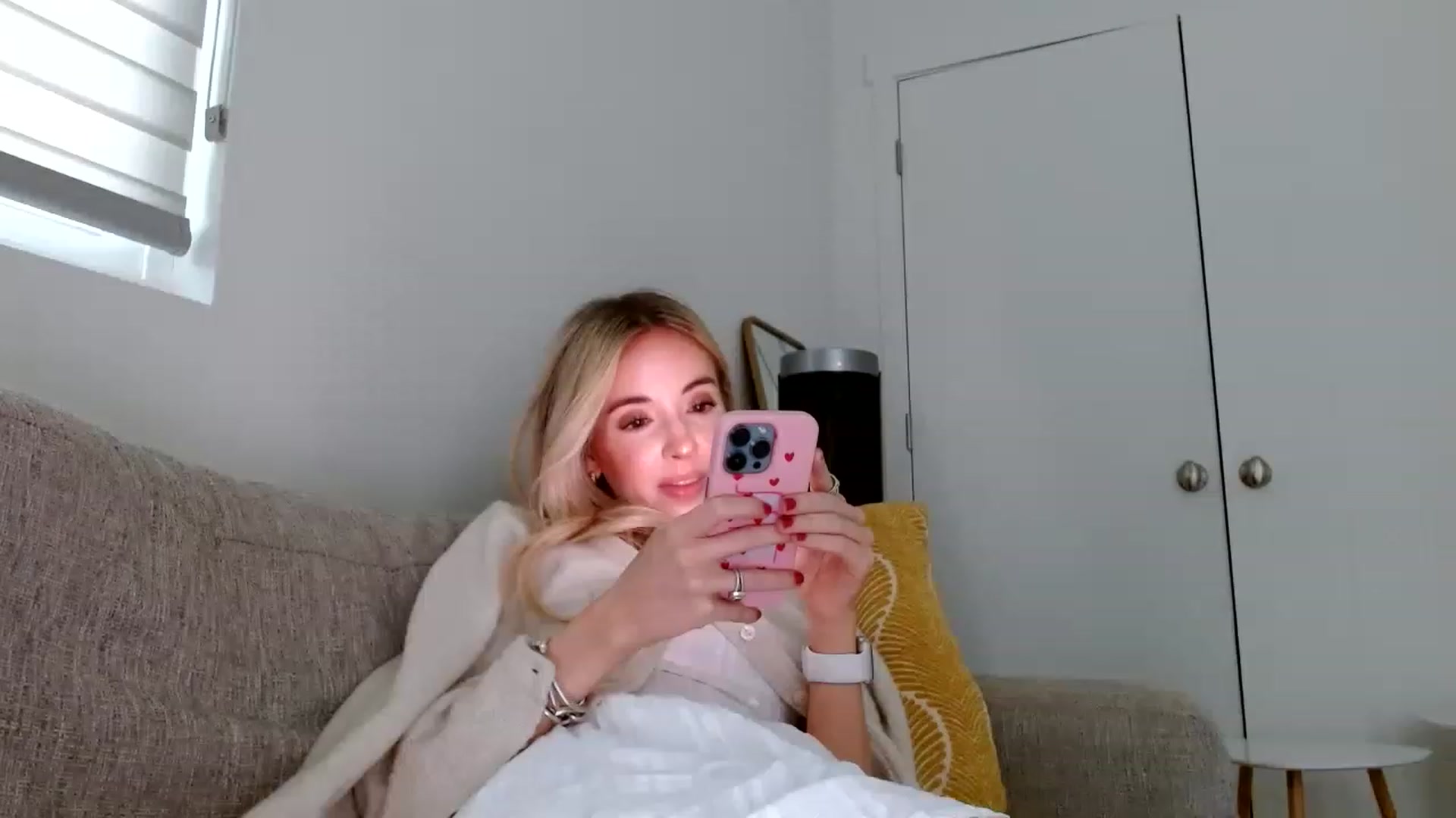 Gallery image thumbnail from Vegansoda's myfreecams stream on, 05/27/2023, 24:14 image 6 of 20