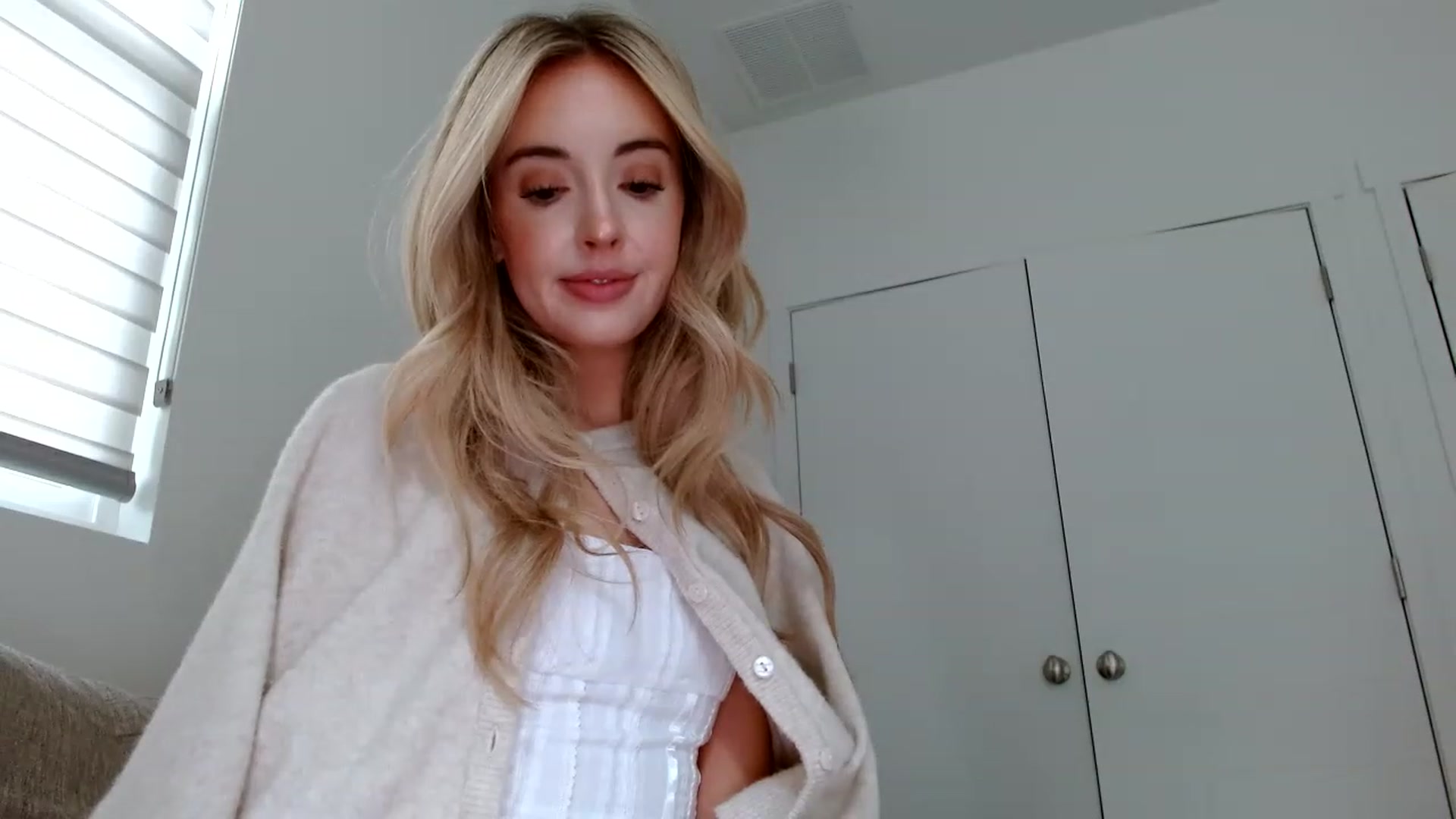 Gallery image thumbnail from Vegansoda's myfreecams stream on, 05/27/2023, 24:14 image 12 of 20