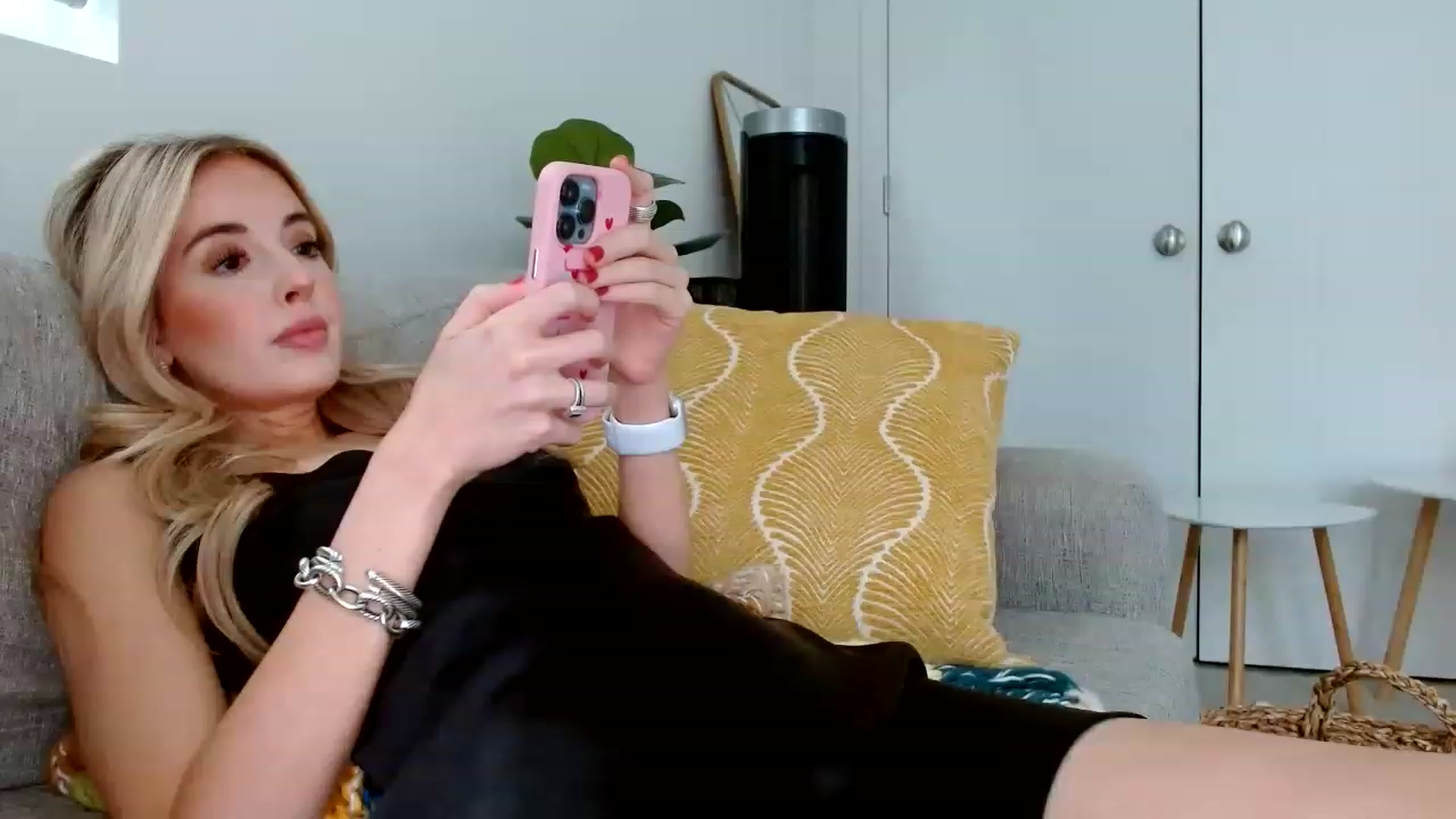 Gallery image thumbnail from Vegansoda's myfreecams stream on, 05/27/2023, 22:39 image 6 of 20