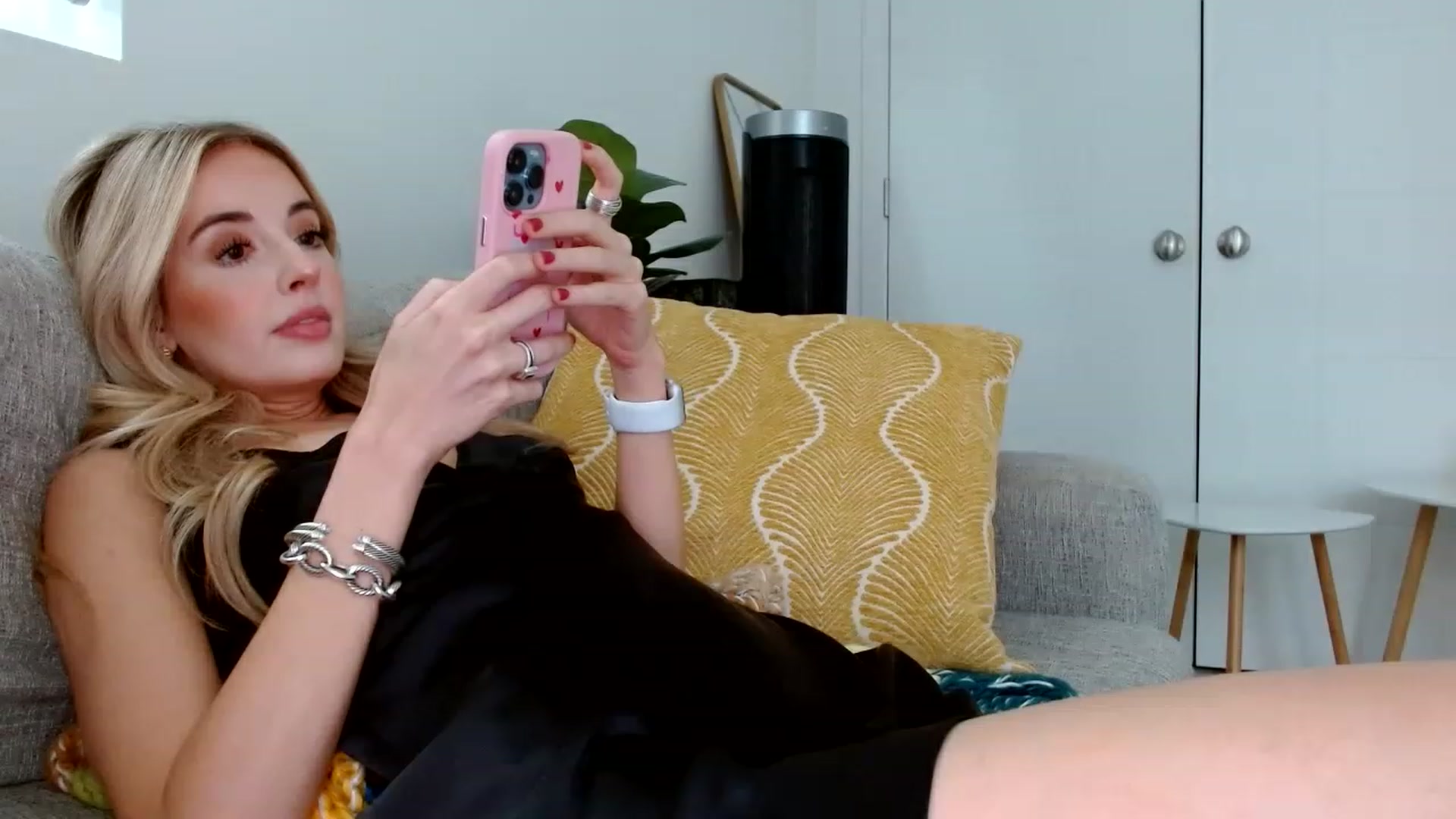 Gallery image thumbnail from Vegansoda's myfreecams stream on, 05/27/2023, 22:39 image 4 of 20