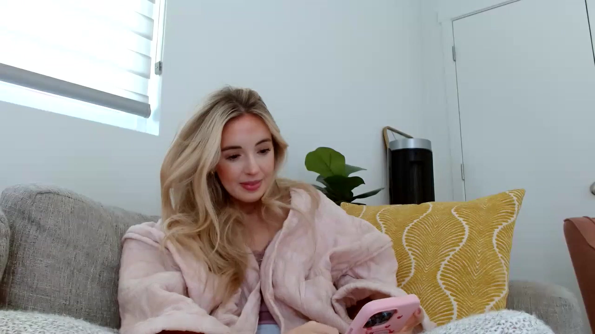 Gallery image thumbnail from Vegansoda's myfreecams stream on, 05/30/2023, 19:54 image 16 of 20