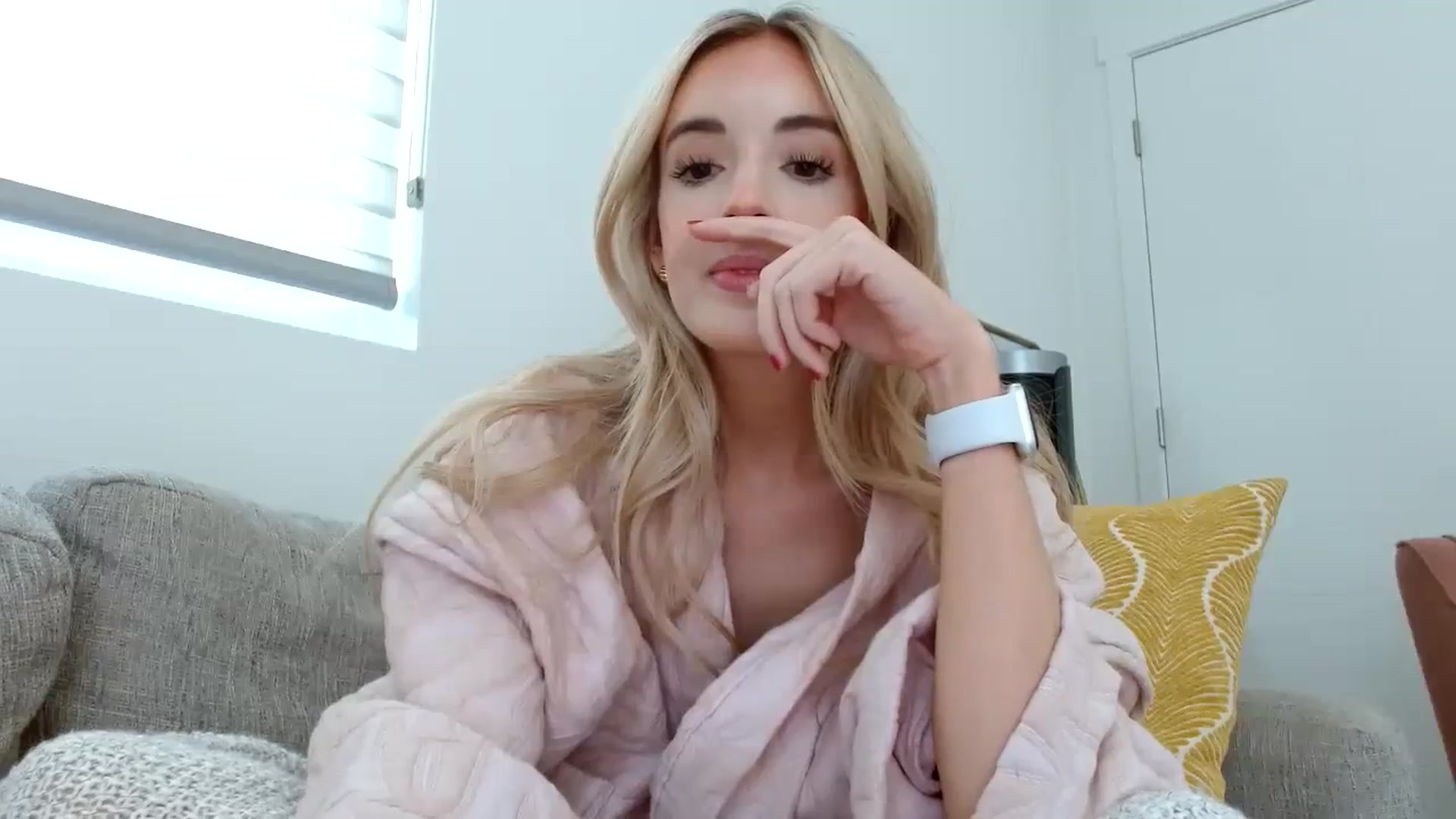 Gallery image thumbnail from Vegansoda's myfreecams stream on, 05/30/2023, 19:54 image 15 of 20