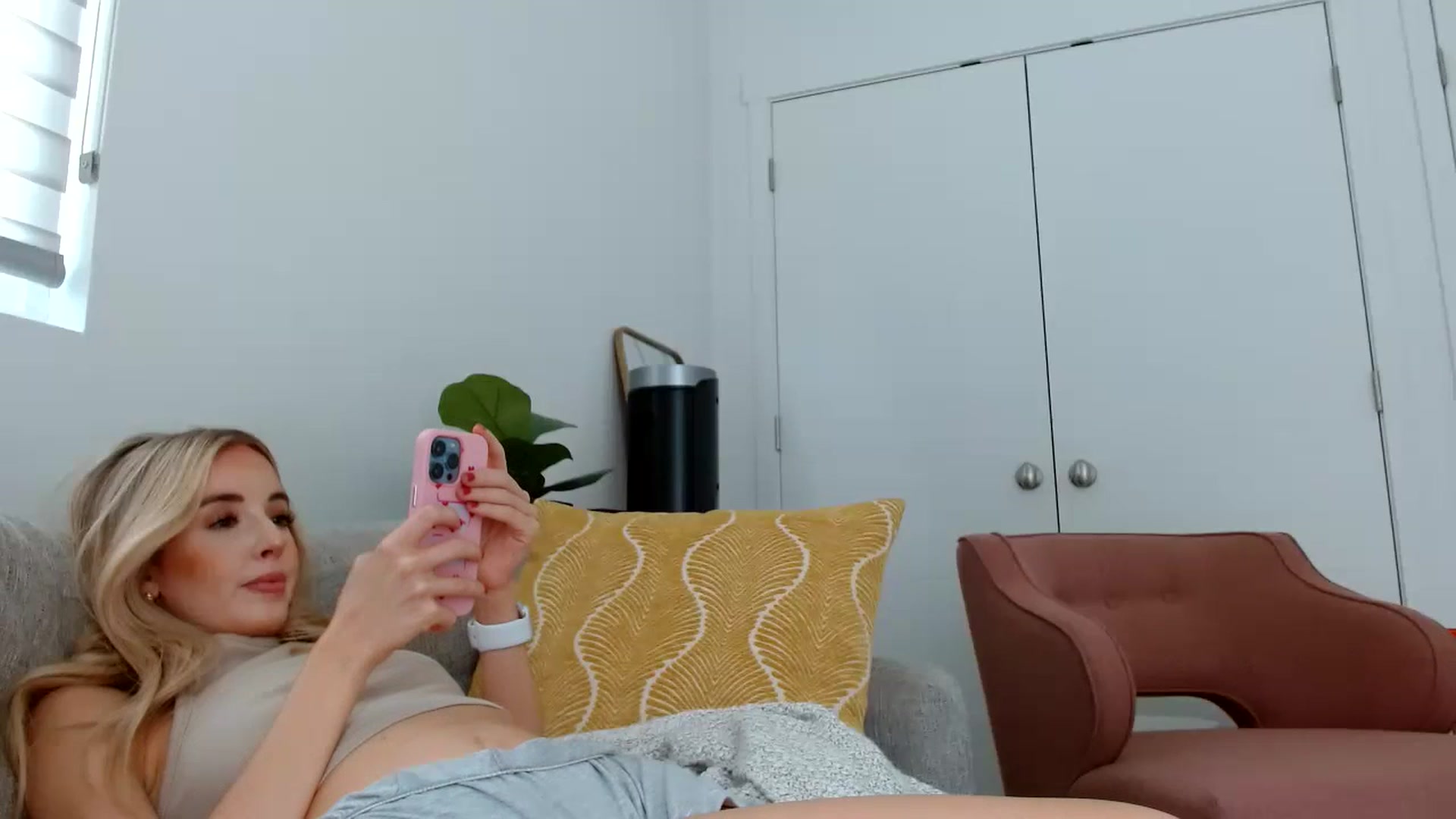 Gallery image thumbnail from Vegansoda's myfreecams stream on, 05/31/2023, 21:59 image 17 of 20