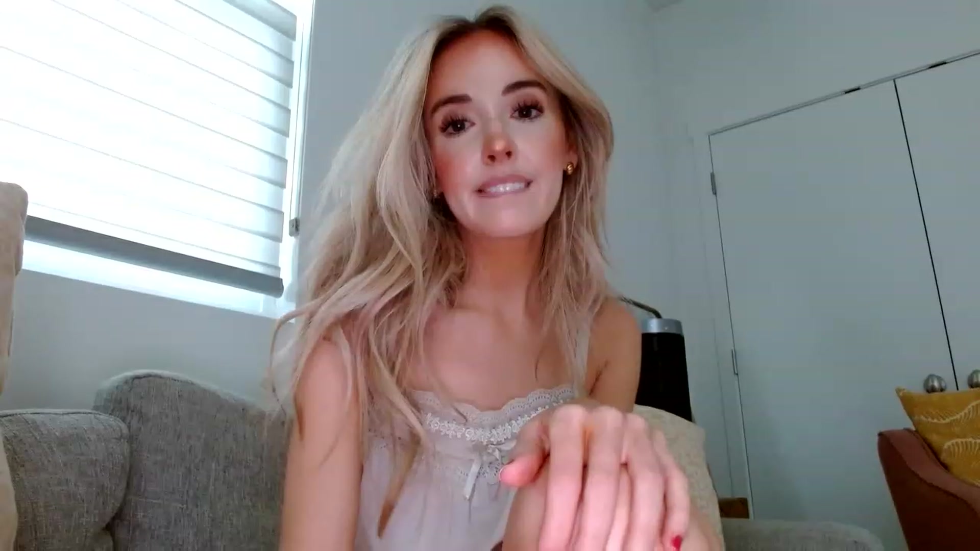 Gallery image thumbnail from Vegansoda's myfreecams stream on, 06/03/2023, 21:33 image 20 of 20
