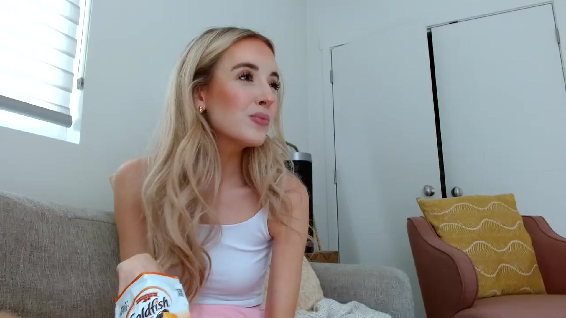 Gallery image thumbnail from Vegansoda's myfreecams stream on, 06/09/2023, 22:46 image 4 of 20