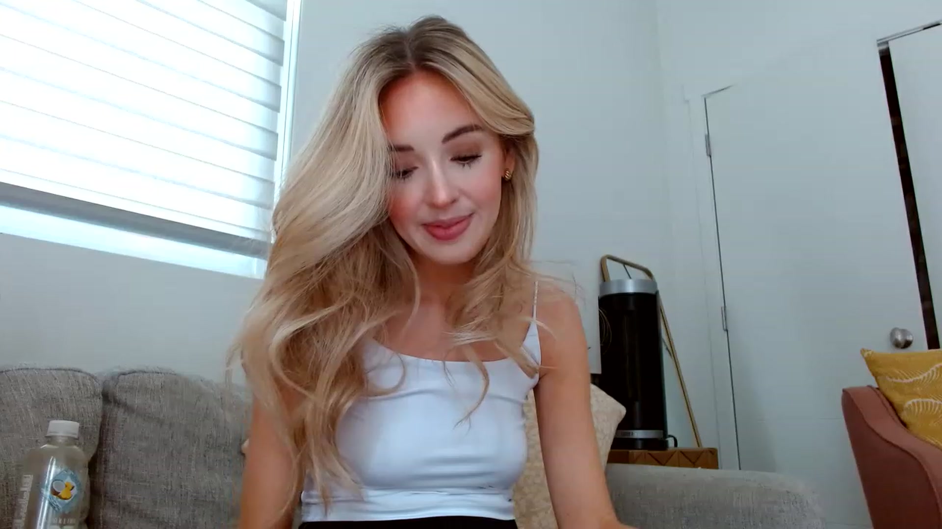 Gallery image thumbnail from Vegansoda's myfreecams stream on, 06/13/2023, 21:01 image 15 of 20
