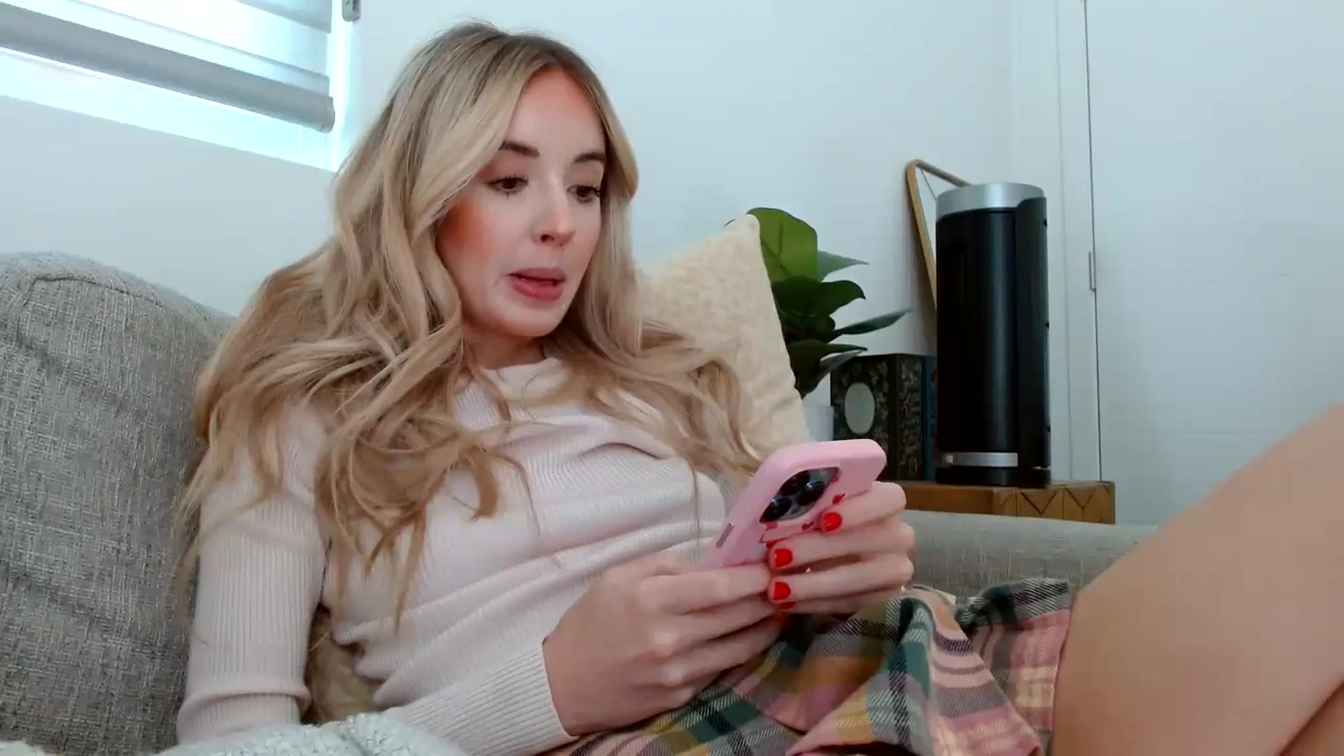 Gallery image thumbnail from Vegansoda's myfreecams stream on, 06/20/2023, 23:27 image 5 of 20