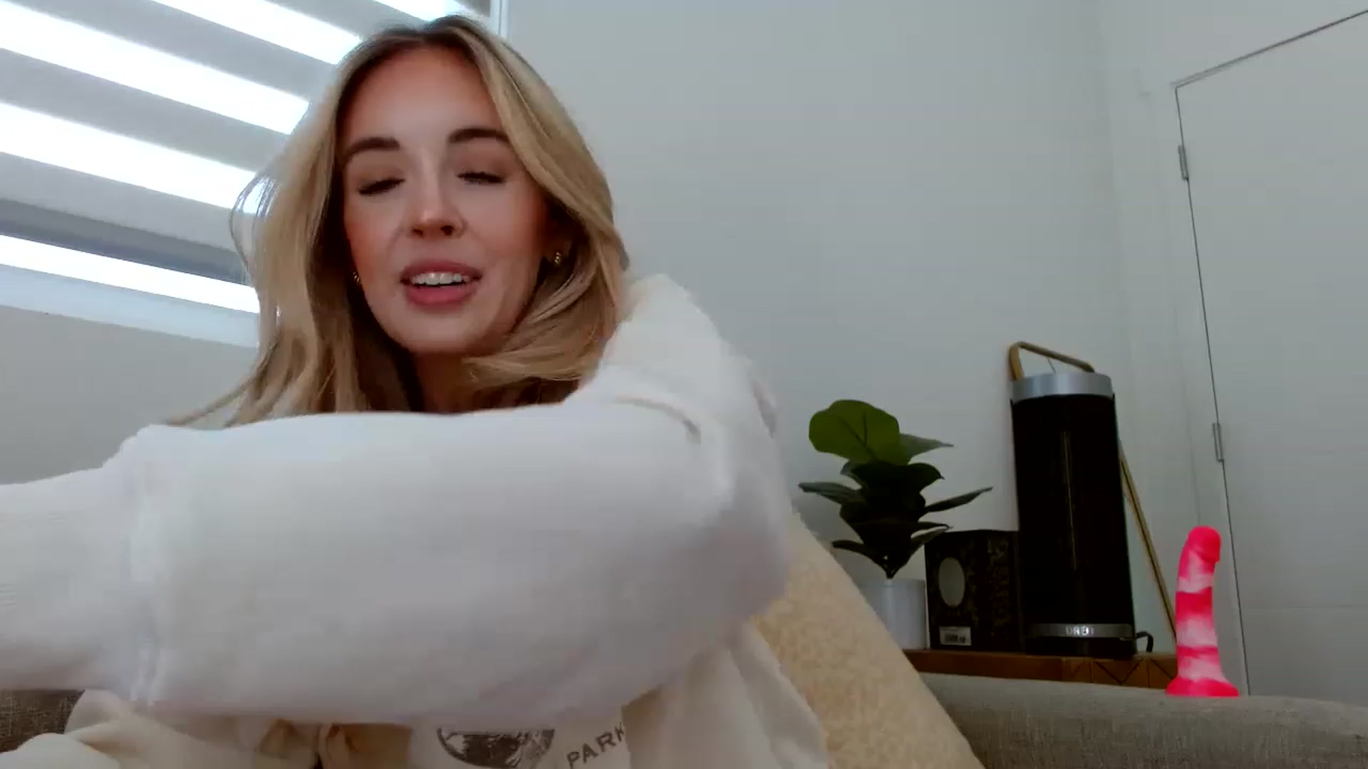 Gallery image thumbnail from Vegansoda's myfreecams stream on, 06/25/2023, 19:58 image 6 of 20