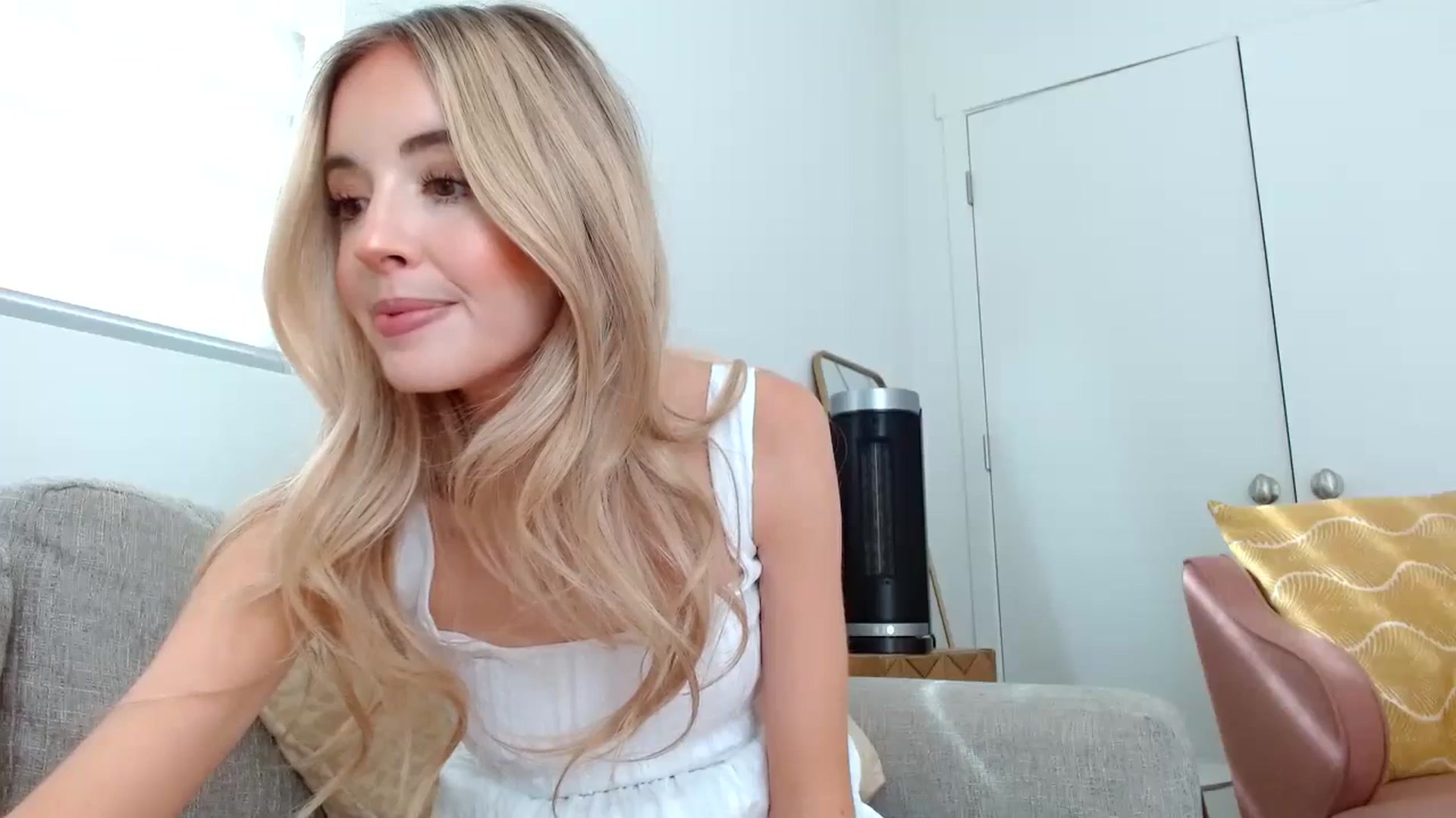 Gallery image thumbnail from Vegansoda's myfreecams stream on, 06/28/2023, 24:05 image 17 of 20