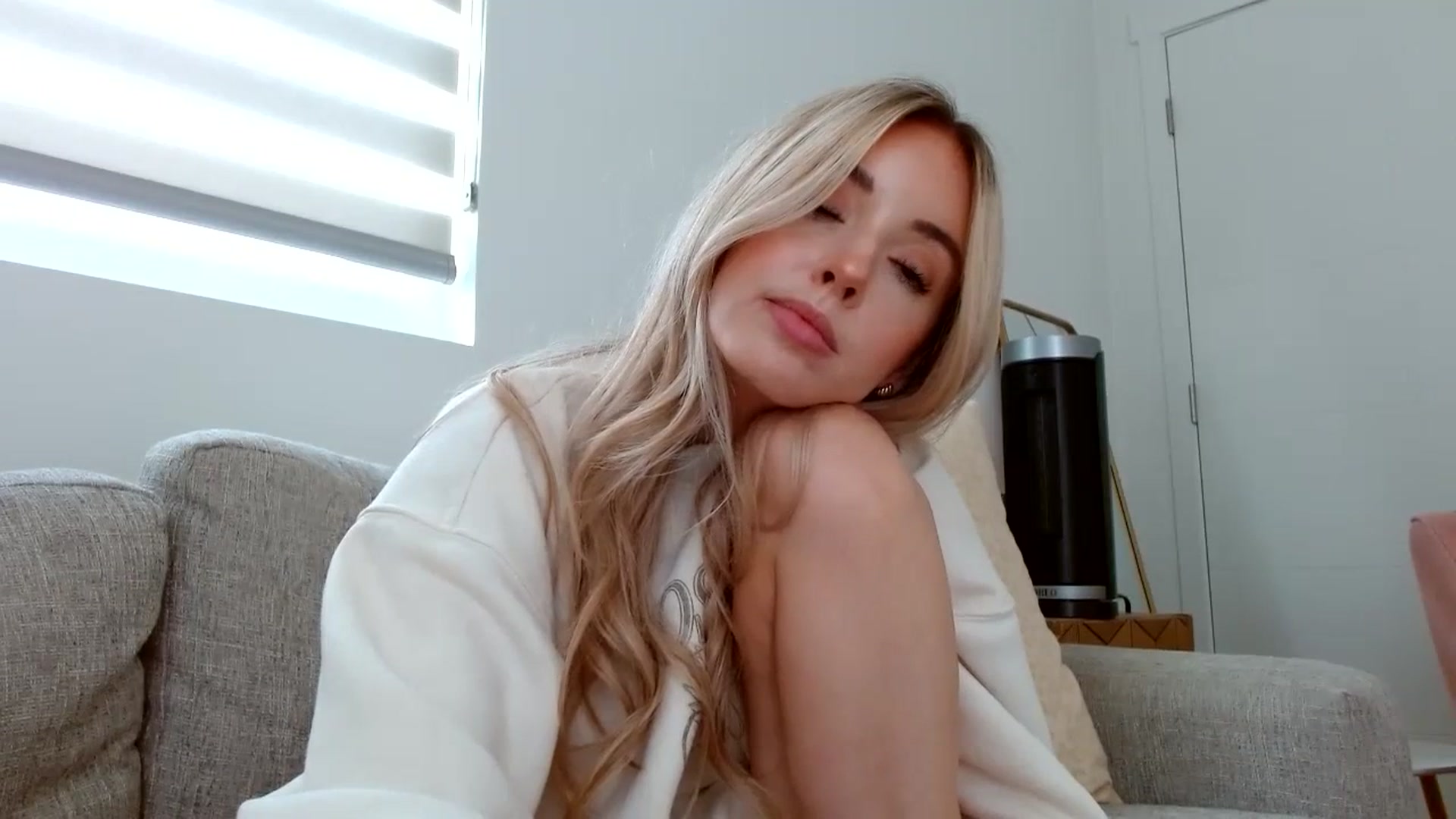 Gallery image thumbnail from Vegansoda's myfreecams stream on, 06/30/2023, 24:04 image 12 of 20