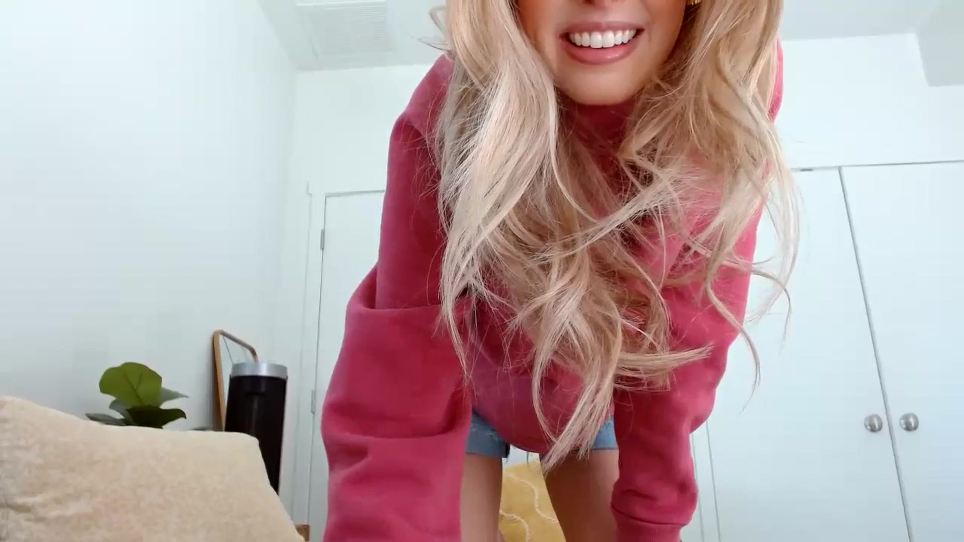Gallery image thumbnail from Vegansoda's myfreecams stream on, 07/01/2023, 22:15 image 17 of 20