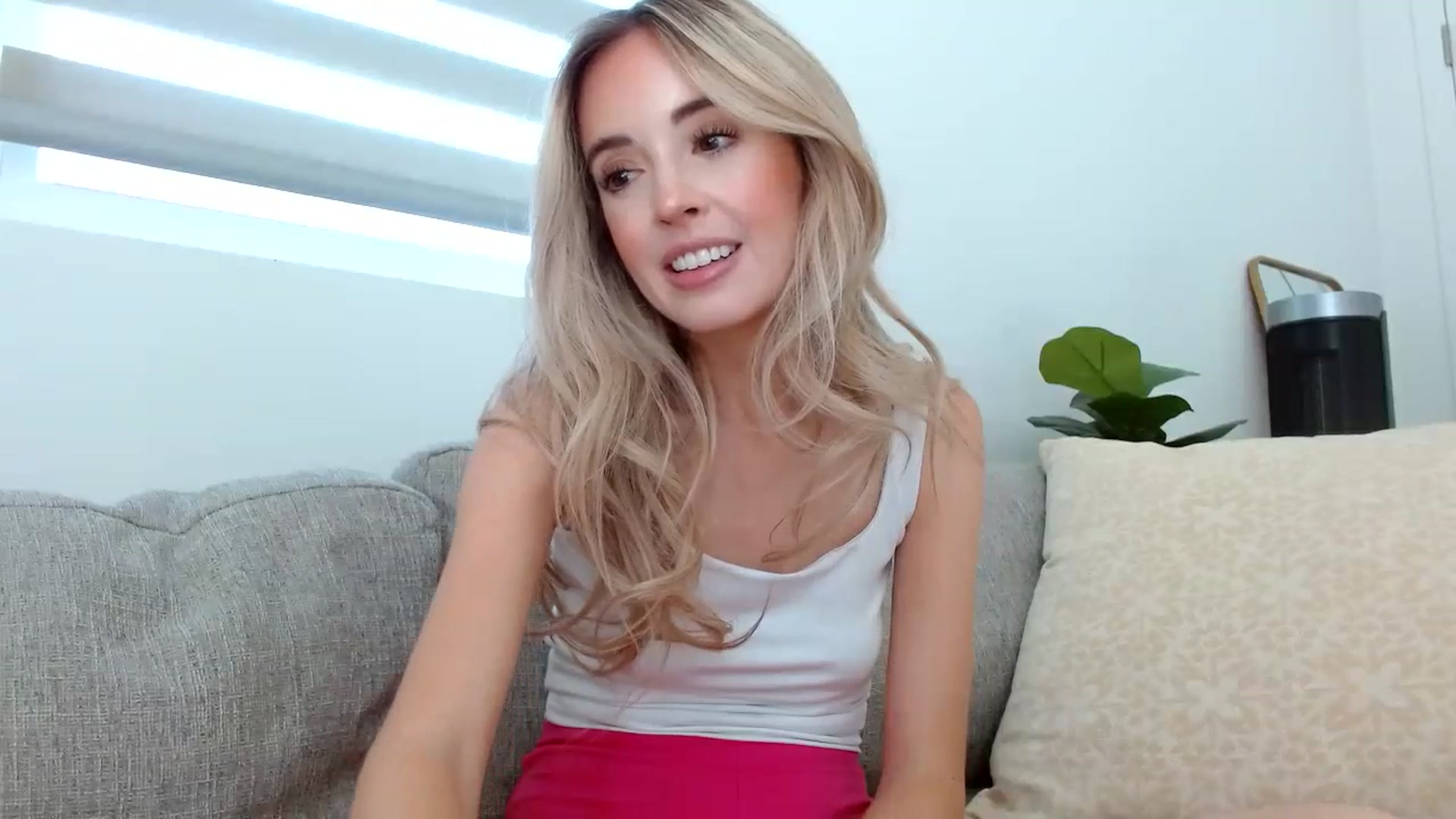 Gallery image thumbnail from Vegansoda's myfreecams stream on, 07/08/2023, 23:15 image 4 of 20