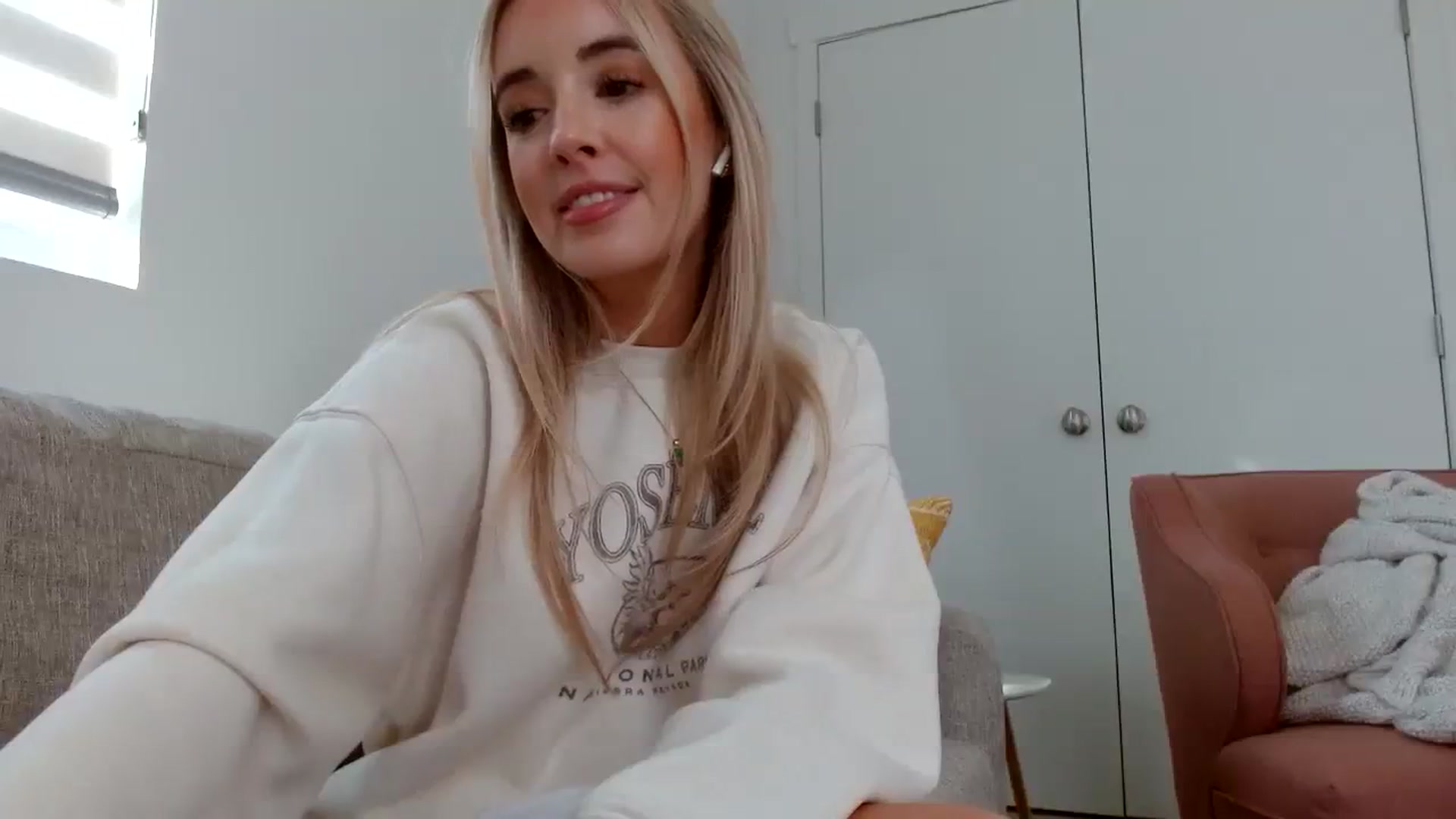 Gallery image thumbnail from Vegansoda's myfreecams stream on, 08/08/2023, 23:52 image 16 of 20