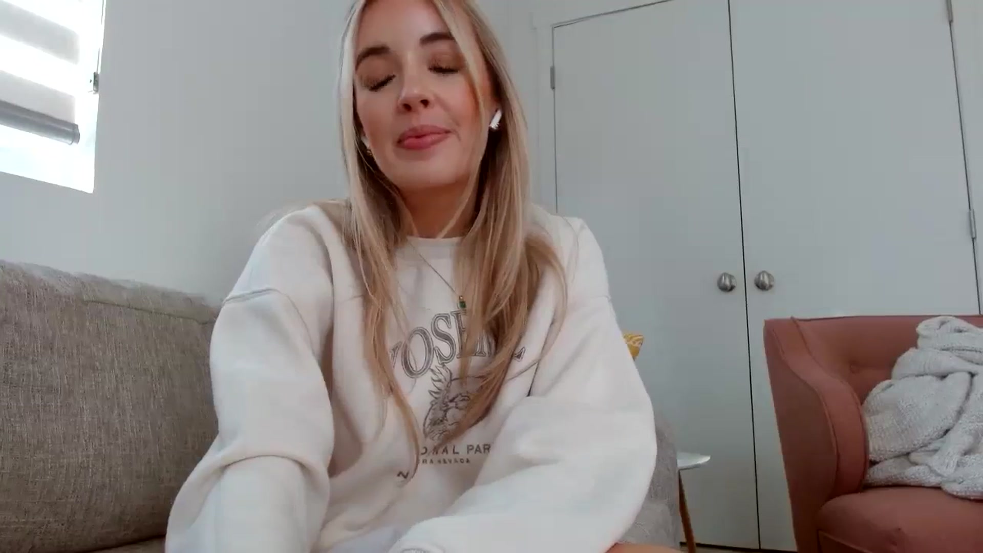 Gallery image thumbnail from Vegansoda's myfreecams stream on, 08/08/2023, 23:52 image 14 of 20