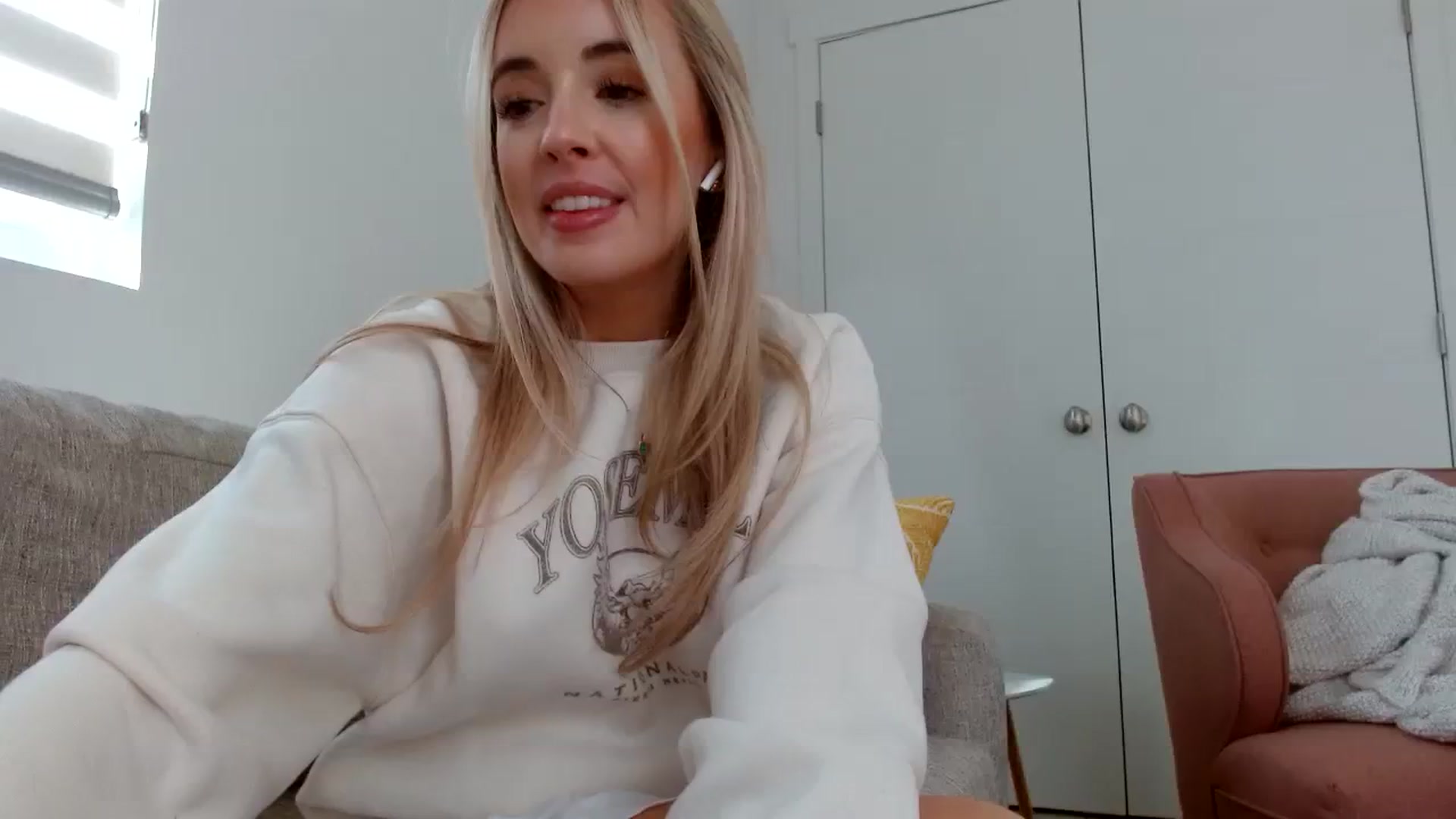 Gallery image thumbnail from Vegansoda's myfreecams stream on, 08/08/2023, 23:52 image 11 of 20