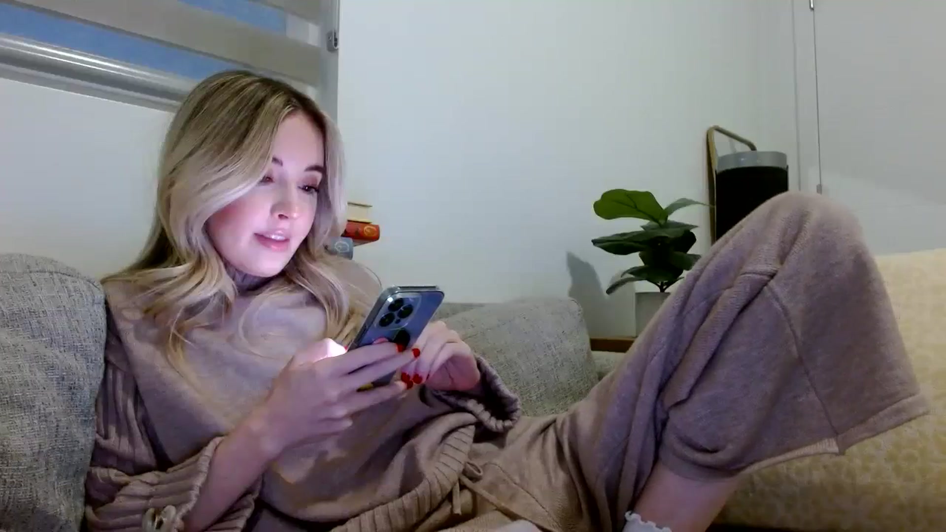 Gallery image thumbnail from Vegansoda's myfreecams stream on, 12/03/2023, 24:25 image 15 of 20