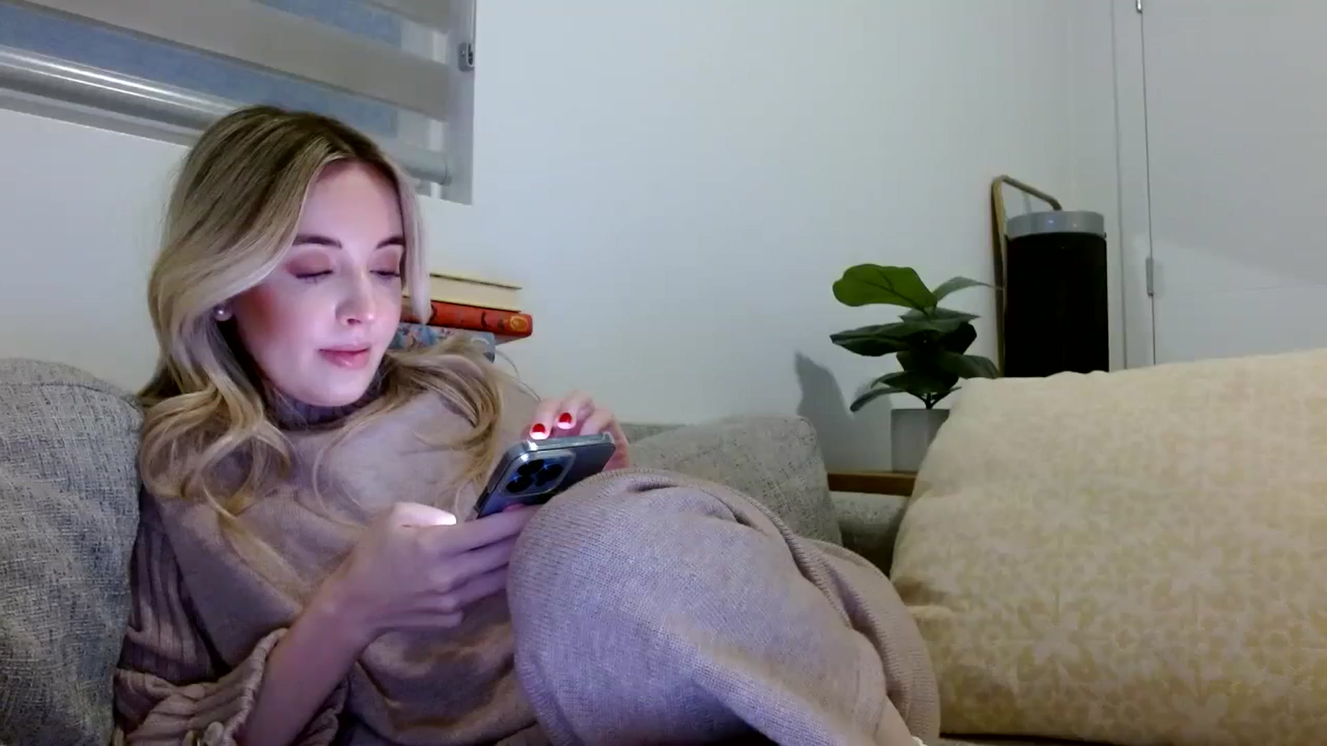 Gallery image thumbnail from Vegansoda's myfreecams stream on, 12/03/2023, 24:25 image 19 of 20