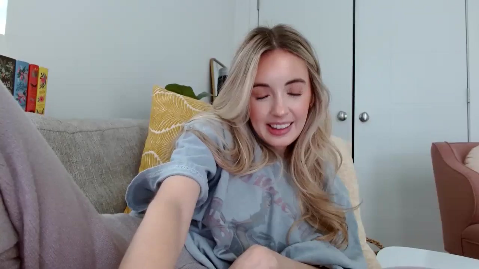 Gallery image thumbnail from Vegansoda's myfreecams stream on, 01/25/2024, 19:29 image 12 of 20