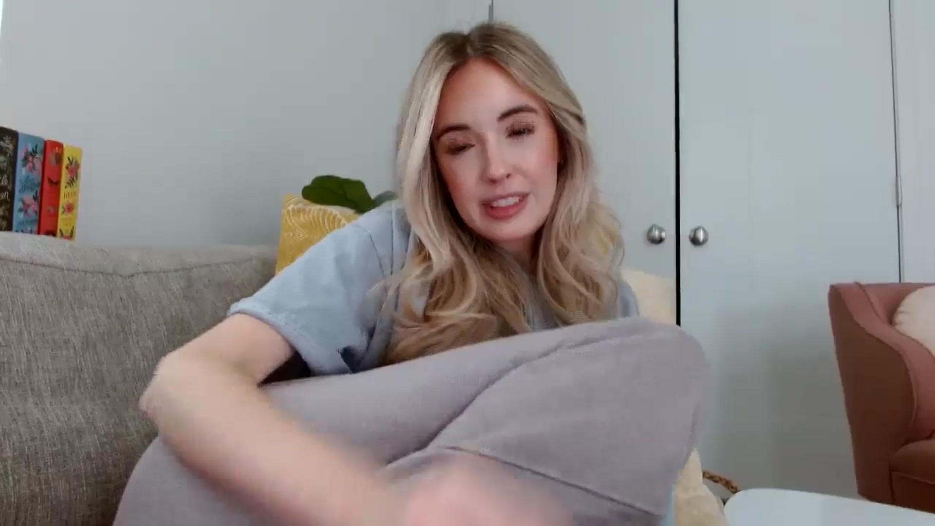 Gallery image thumbnail from Vegansoda's myfreecams stream on, 01/25/2024, 19:29 image 8 of 20