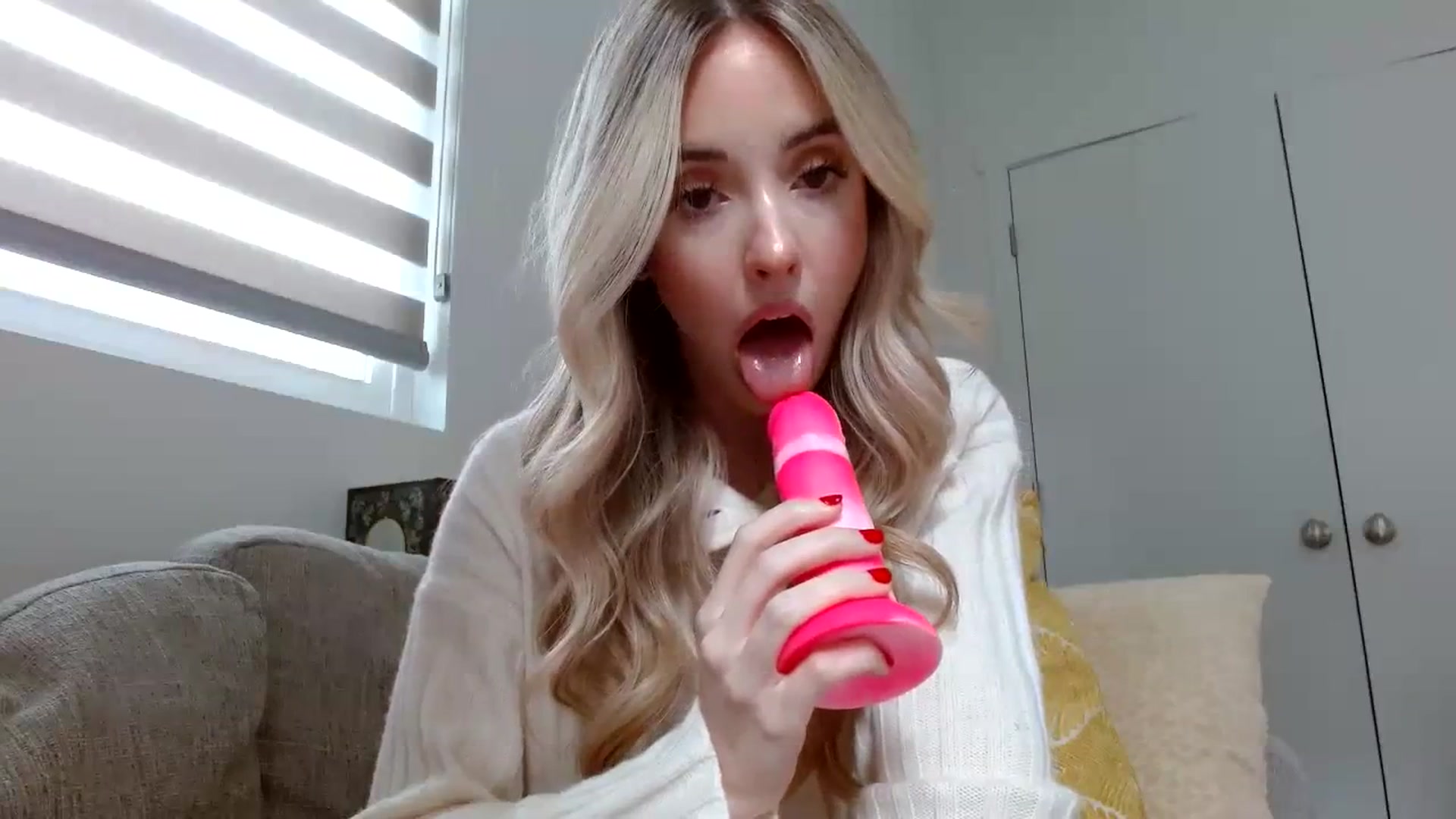 Gallery image thumbnail from Vegansoda's myfreecams stream on, 02/01/2024, 20:30 image 8 of 20