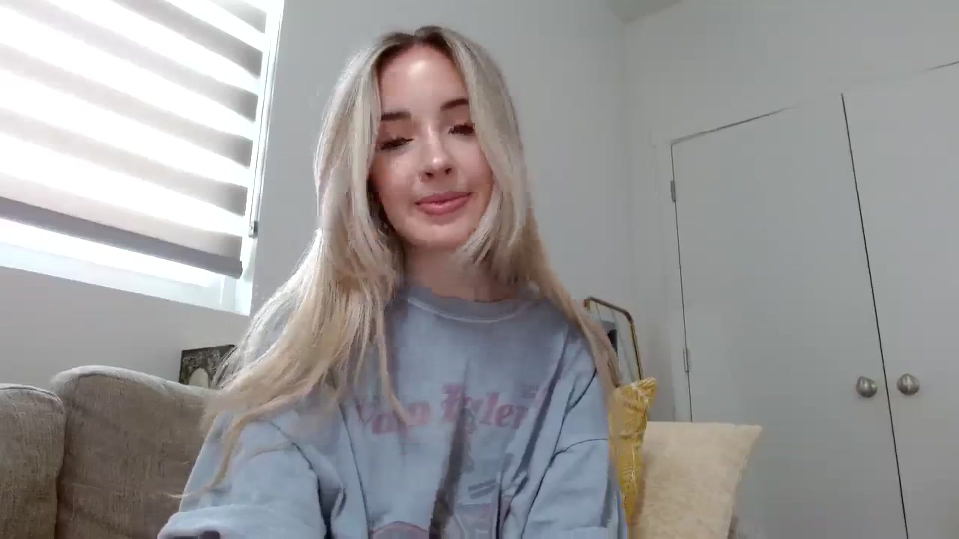 Gallery image thumbnail from Vegansoda's myfreecams stream on, 02/06/2024, 19:17 image 15 of 20