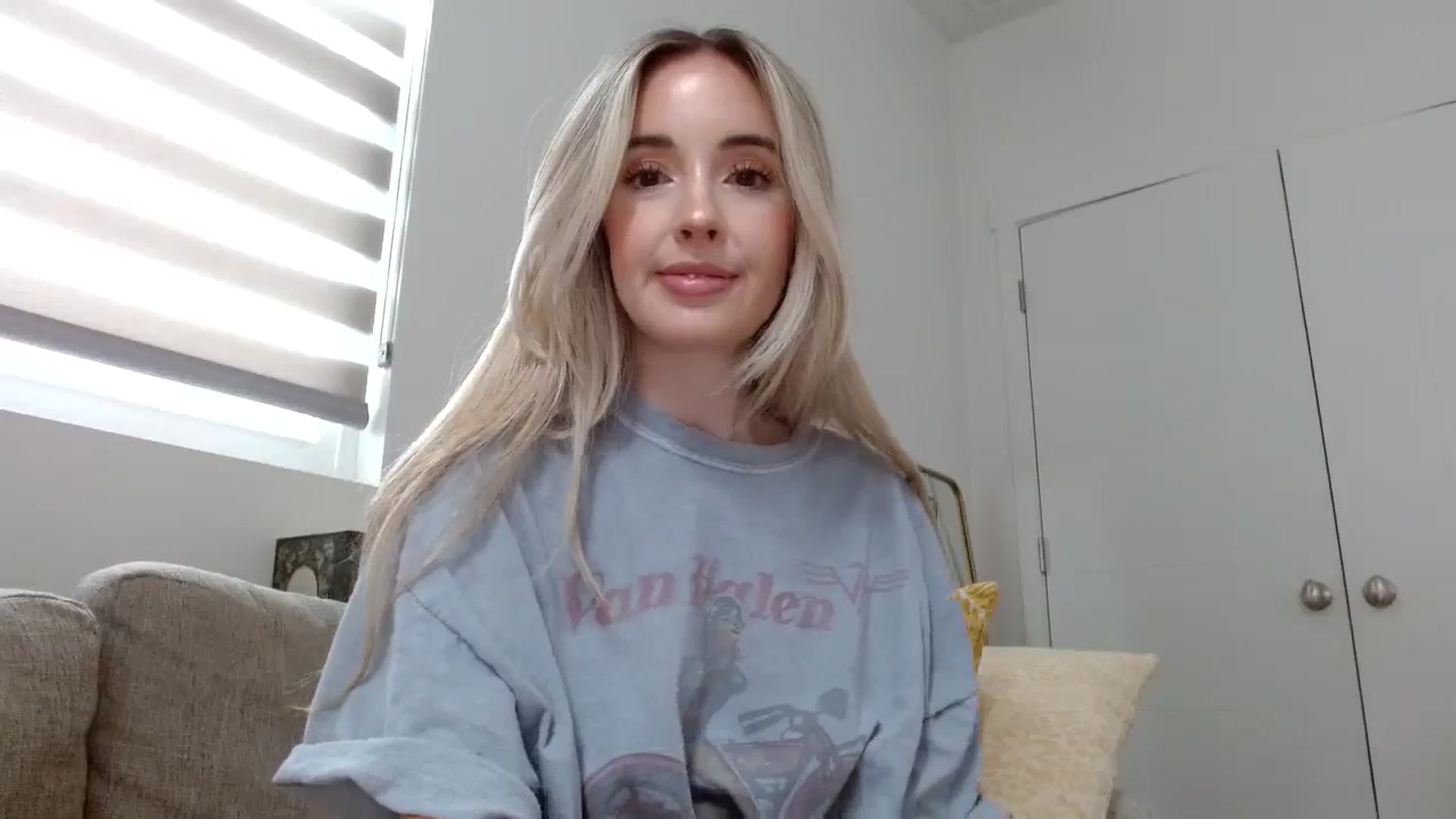 Gallery image thumbnail from Vegansoda's myfreecams stream on, 02/06/2024, 19:17 image 14 of 20