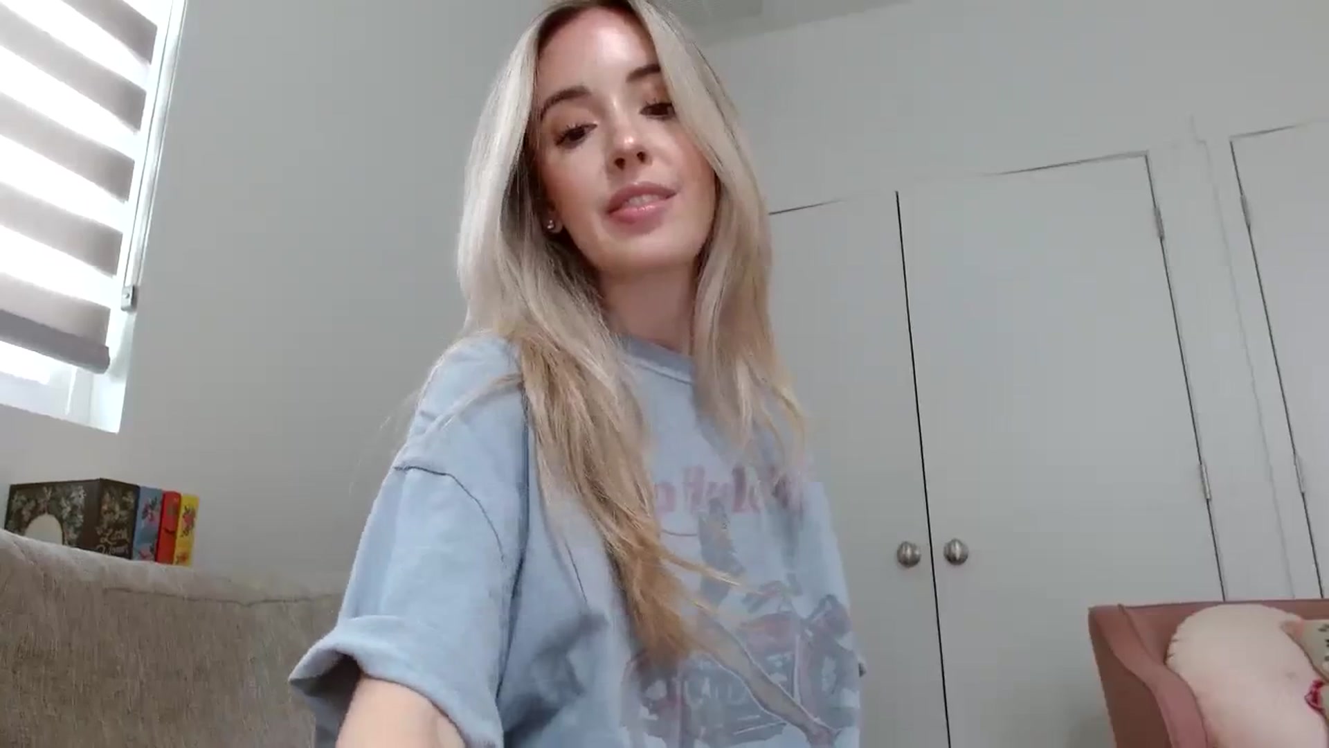 Gallery image thumbnail from Vegansoda's myfreecams stream on, 02/06/2024, 19:17 image 6 of 20