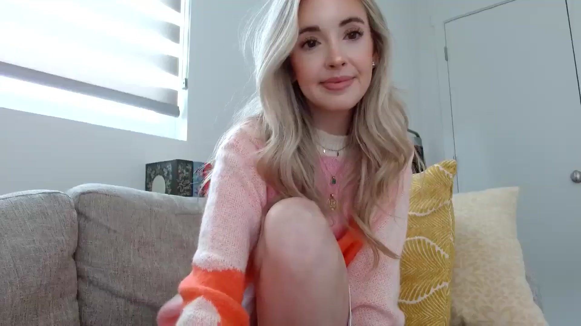 Gallery image thumbnail from Vegansoda's myfreecams stream on, 02/15/2024, 19:31 image 7 of 20