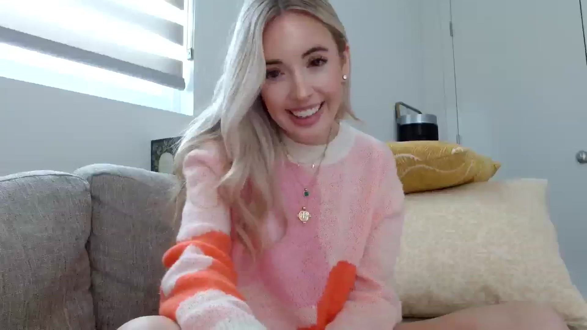 Gallery image thumbnail from Vegansoda's myfreecams stream on, 02/15/2024, 19:31 image 17 of 20