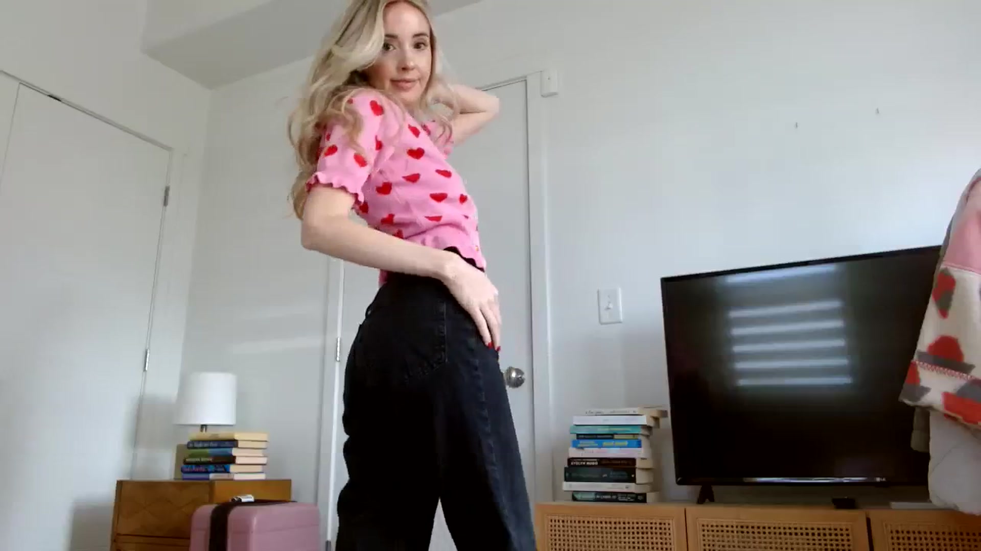Gallery image thumbnail from Vegansoda's myfreecams stream on, 02/19/2024, 19:30 image 14 of 20