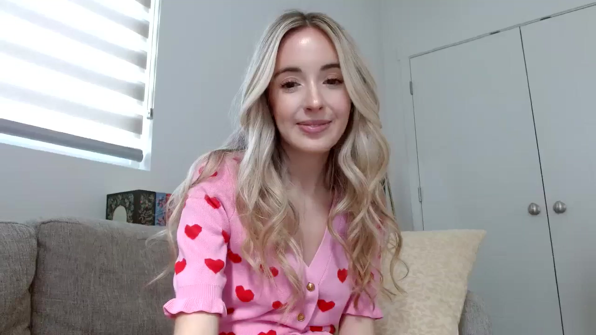 Gallery image thumbnail from Vegansoda's myfreecams stream on, 02/19/2024, 19:30 image 16 of 20