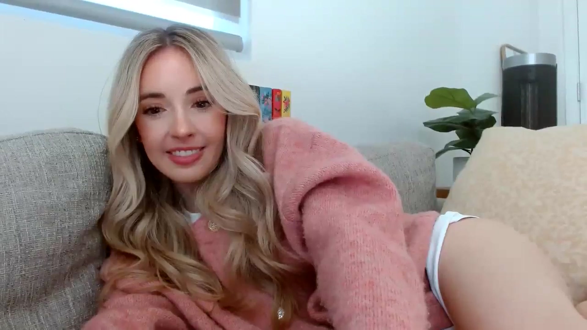 Gallery image thumbnail from Vegansoda's myfreecams stream on, 02/25/2024, 22:09 image 10 of 20