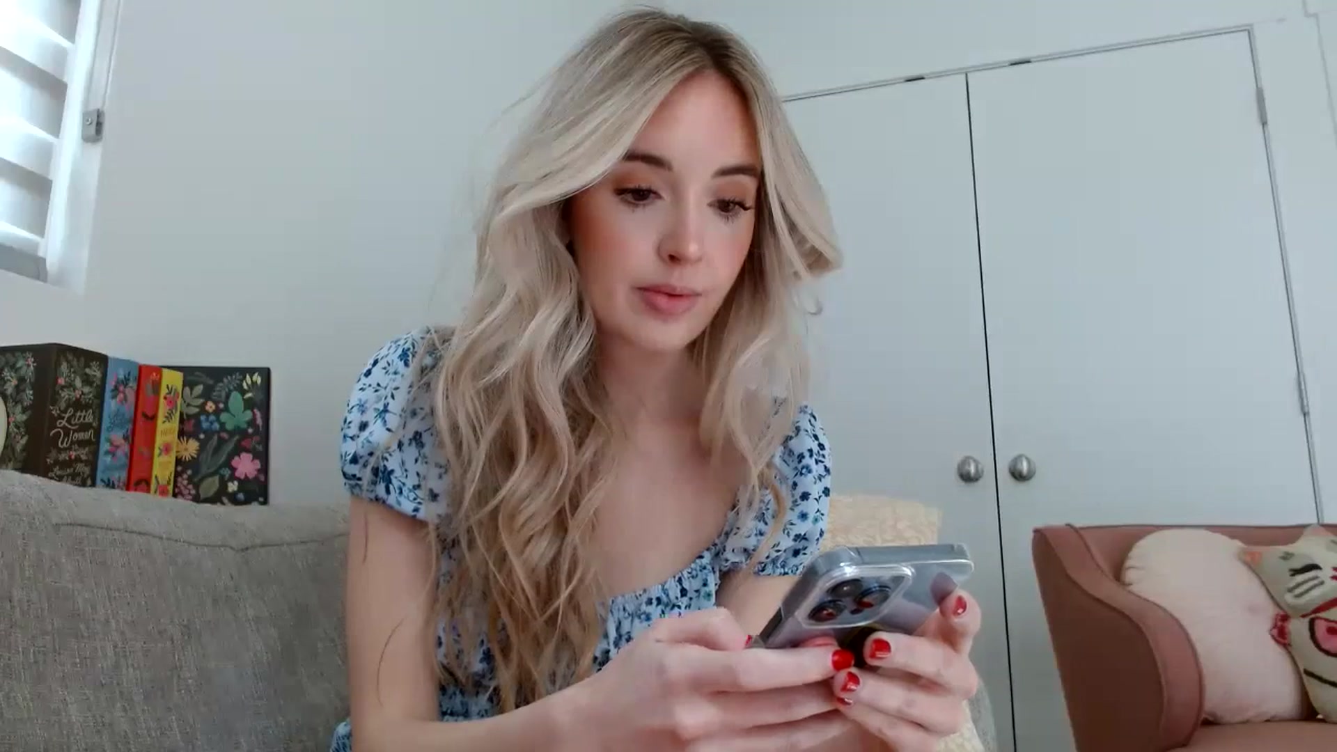 Gallery image thumbnail from Vegansoda's myfreecams stream on, 03/07/2024, 22:35 image 4 of 20