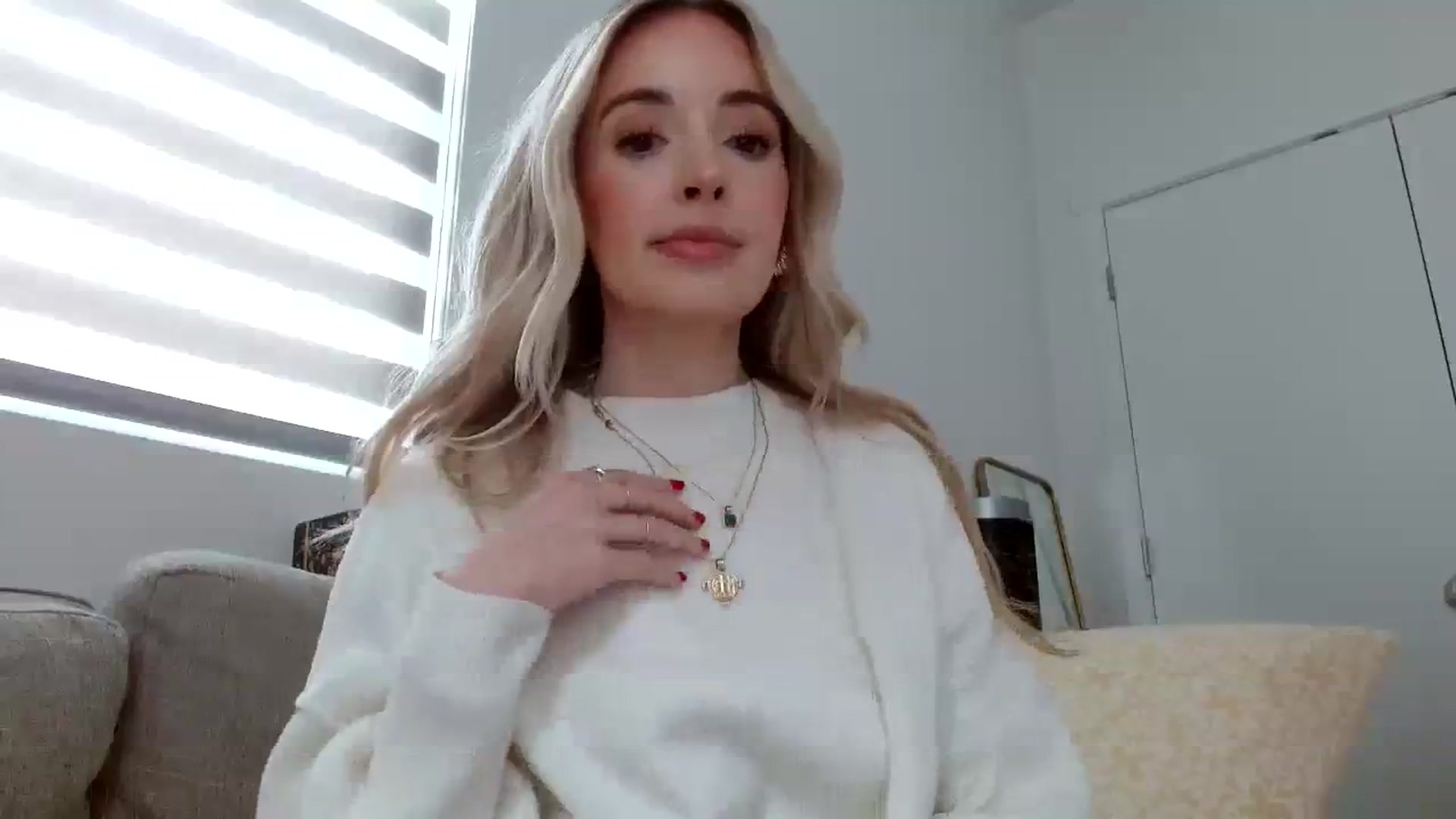 Gallery image thumbnail from Vegansoda's myfreecams stream on, 03/13/2024, 21:21 image 14 of 20