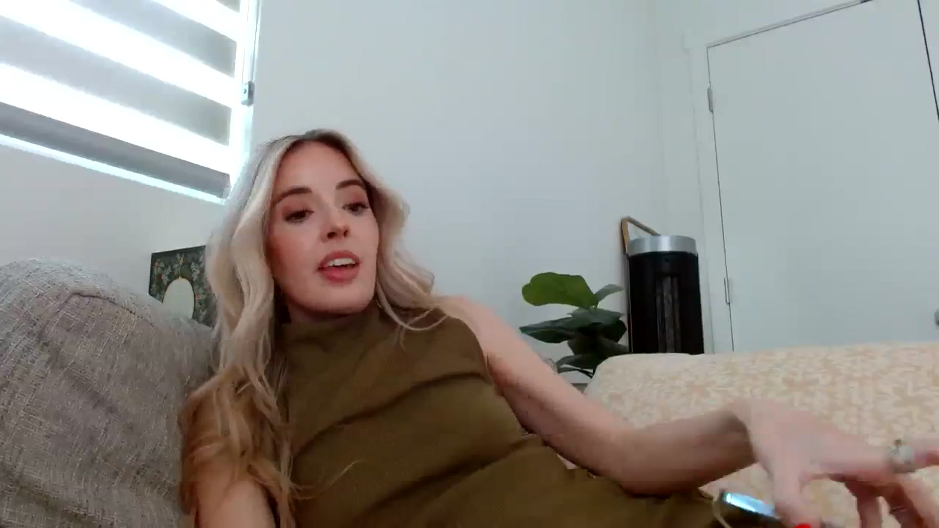 Gallery image thumbnail from Vegansoda's myfreecams stream on, 03/15/2024, 23:50 image 16 of 20