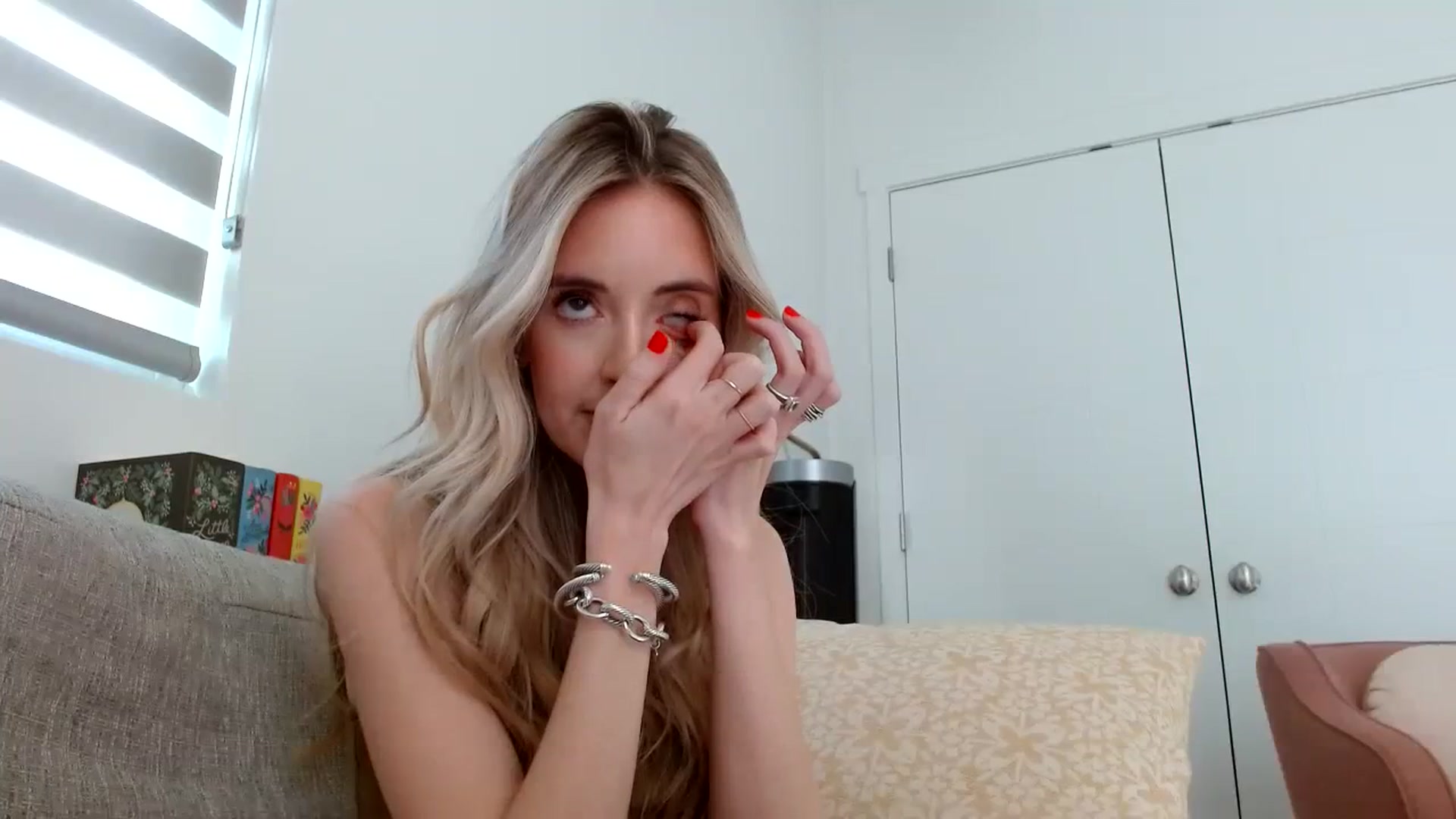Gallery image thumbnail from Vegansoda's myfreecams stream on, 03/15/2024, 23:50 image 10 of 20