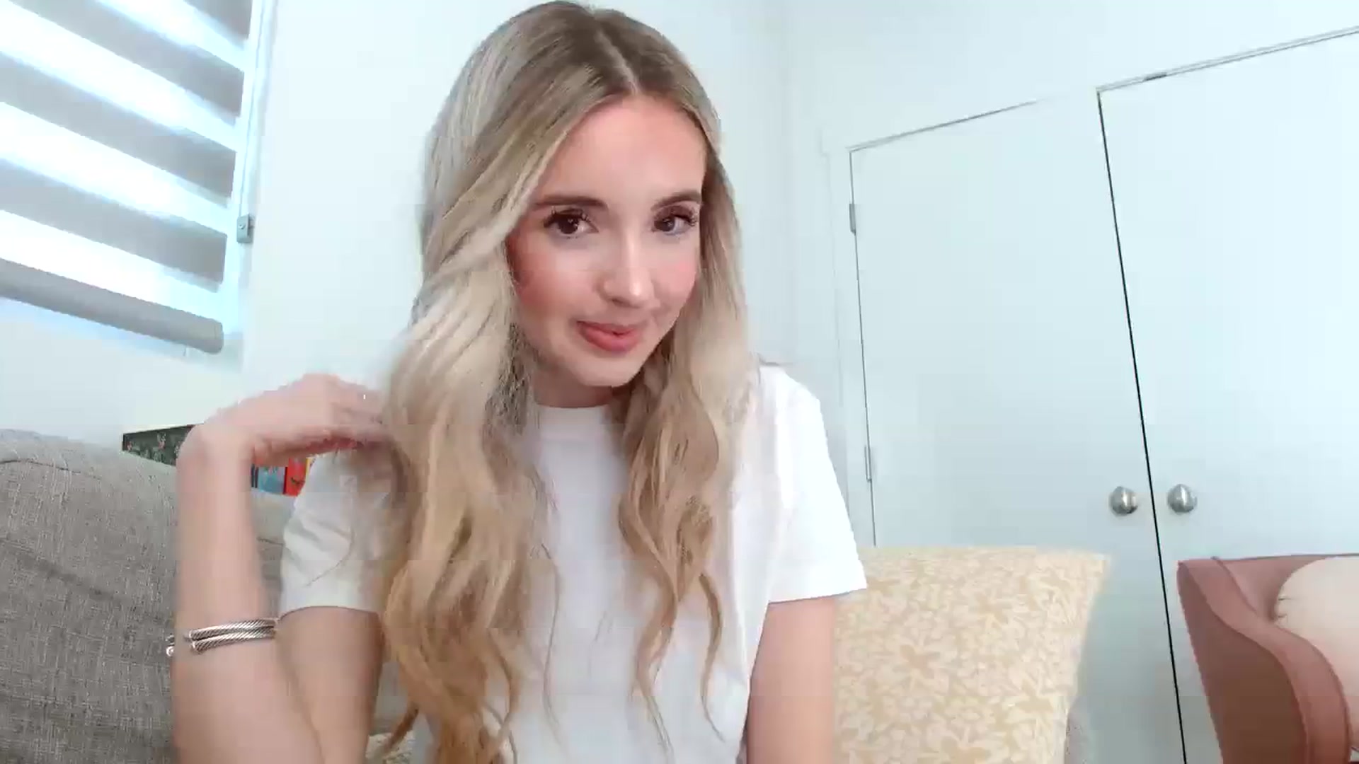Gallery image thumbnail from Vegansoda's myfreecams stream on, 03/16/2024, 23:29 image 15 of 20