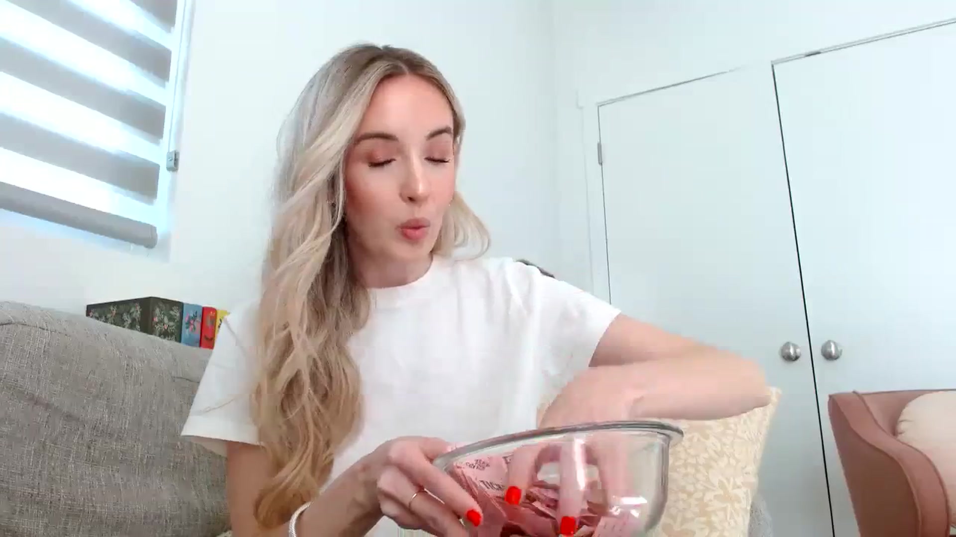 Gallery image thumbnail from Vegansoda's myfreecams stream on, 03/16/2024, 23:29 image 16 of 20