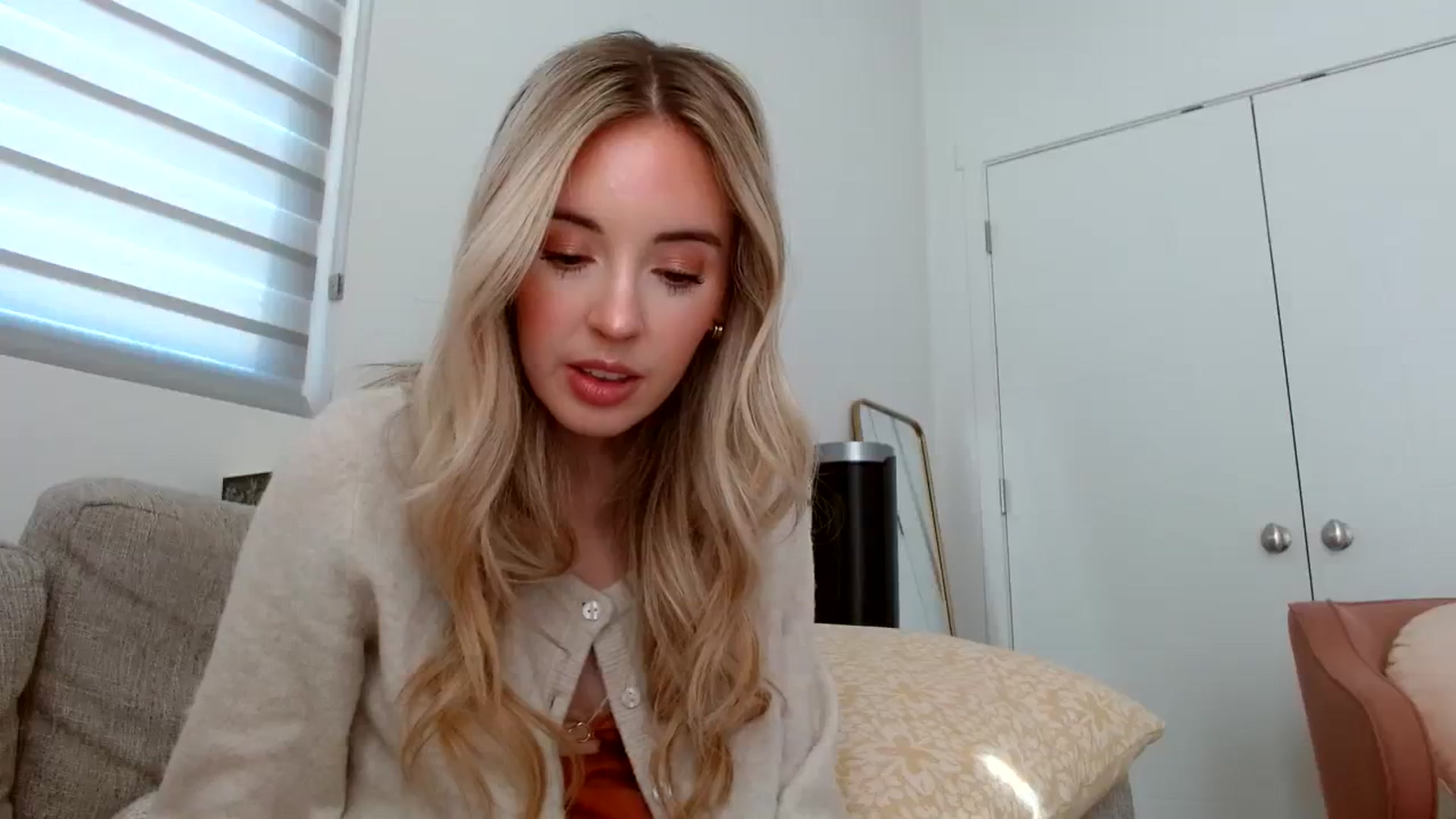 Gallery image thumbnail from Vegansoda's myfreecams stream on, 03/18/2024, 21:22 image 14 of 20