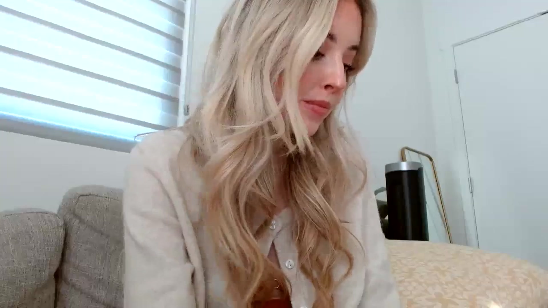 Gallery image thumbnail from Vegansoda's myfreecams stream on, 03/18/2024, 21:22 image 17 of 20