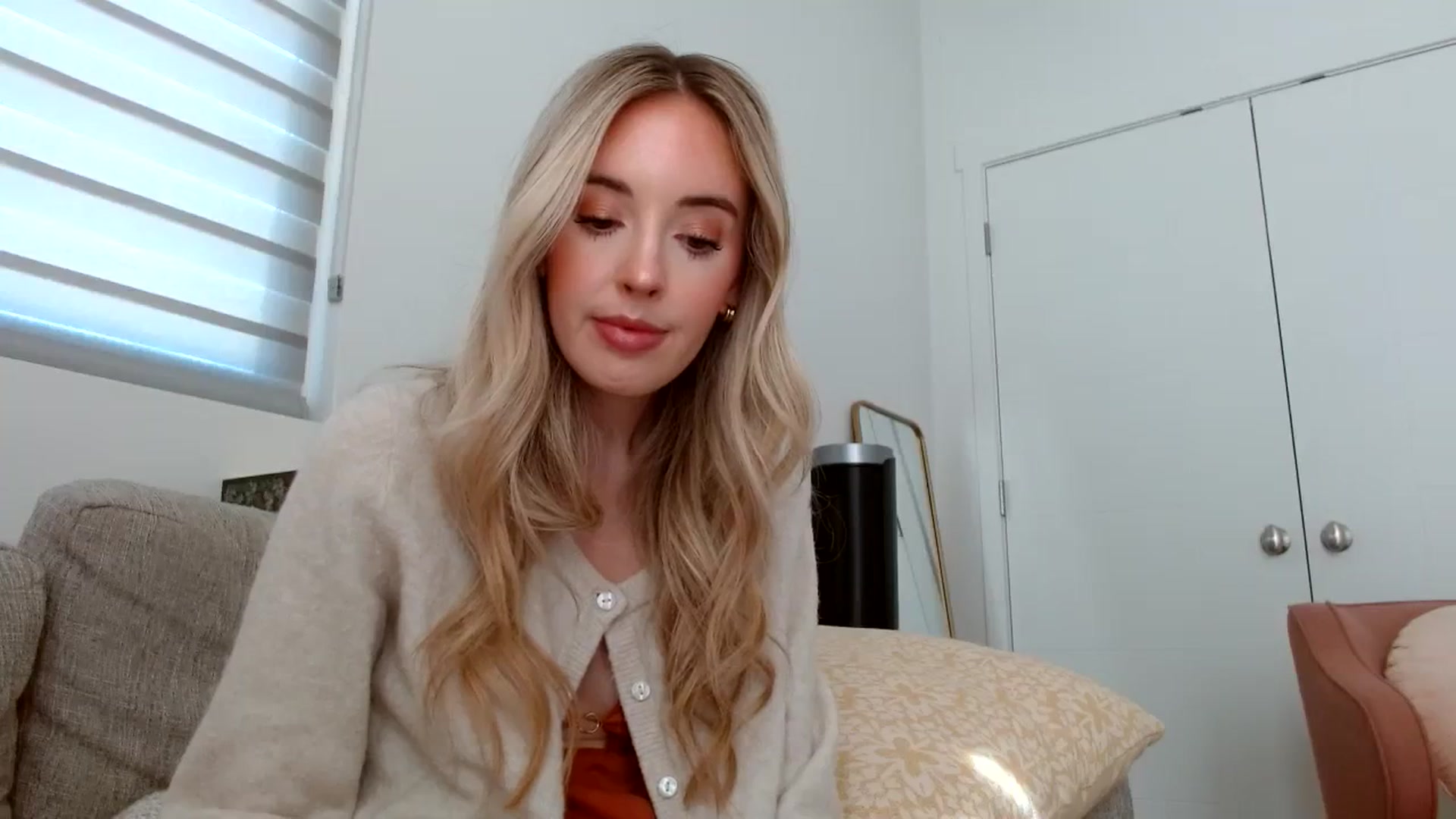 Gallery image thumbnail from Vegansoda's myfreecams stream on, 03/18/2024, 21:22 image 12 of 20