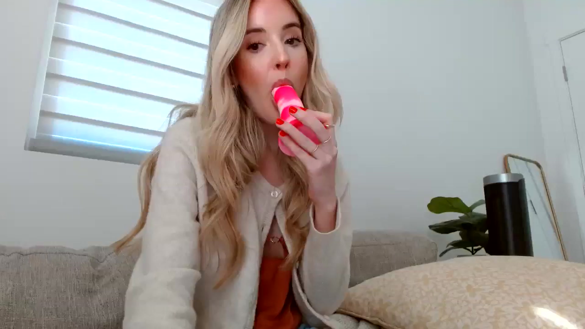 Gallery image thumbnail from Vegansoda's myfreecams stream on, 03/18/2024, 21:22 image 5 of 20
