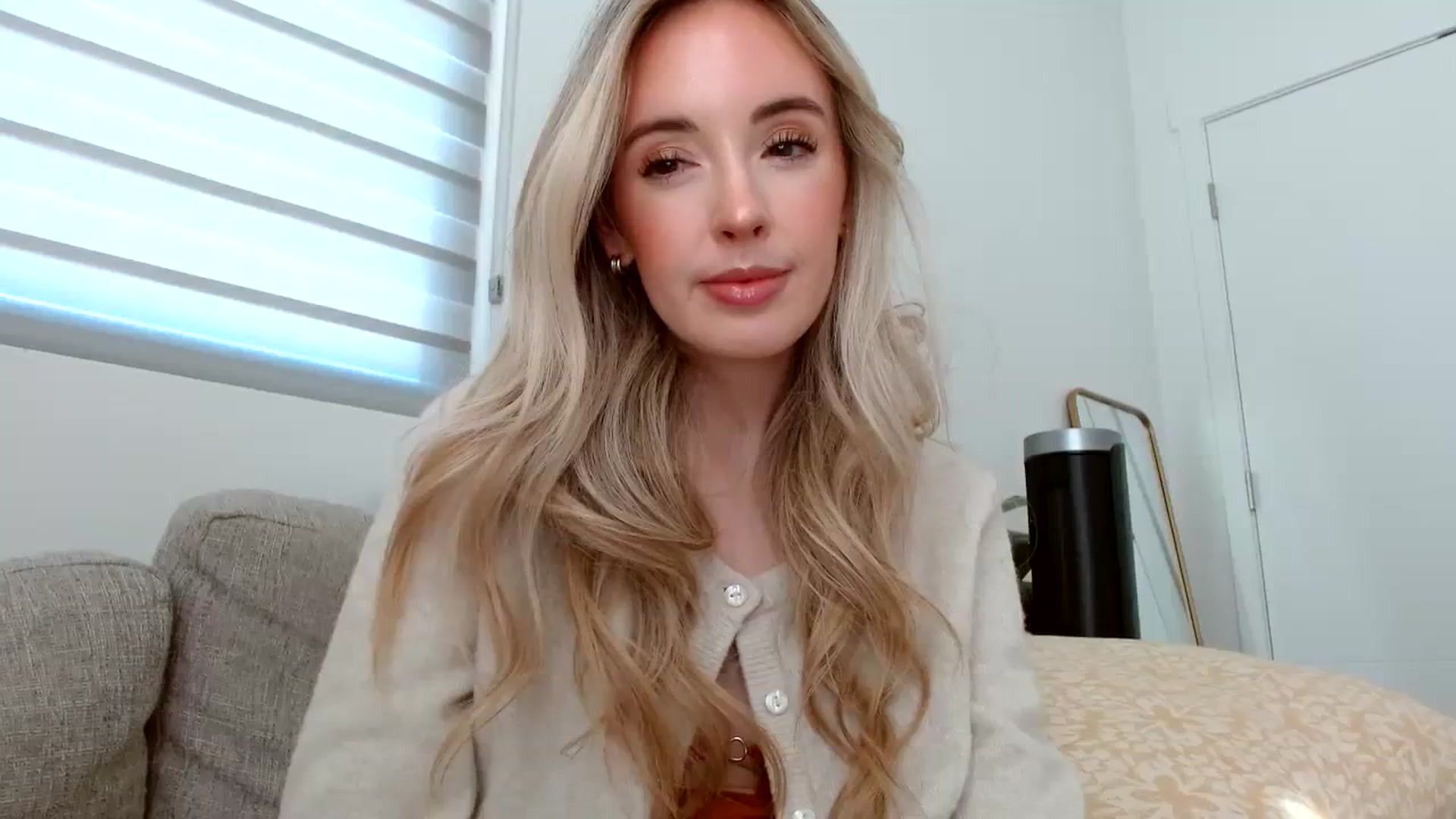 Gallery image thumbnail from Vegansoda's myfreecams stream on, 03/18/2024, 21:22 image 15 of 20